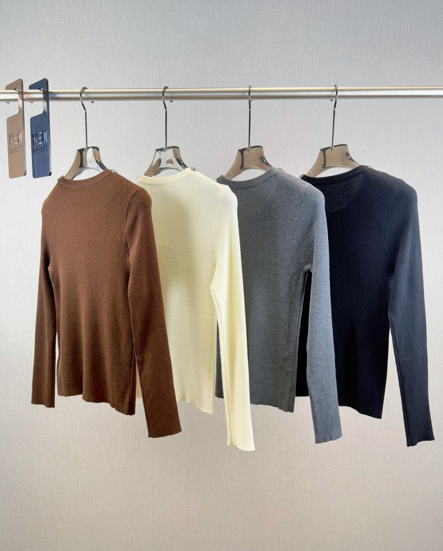 LP｜珠饰领口打底衣🟠10%羊毛，20%锦纶35%抗起球腈纶，35%涤纶圆领长袖设计，领口纯手工镶珠装饰