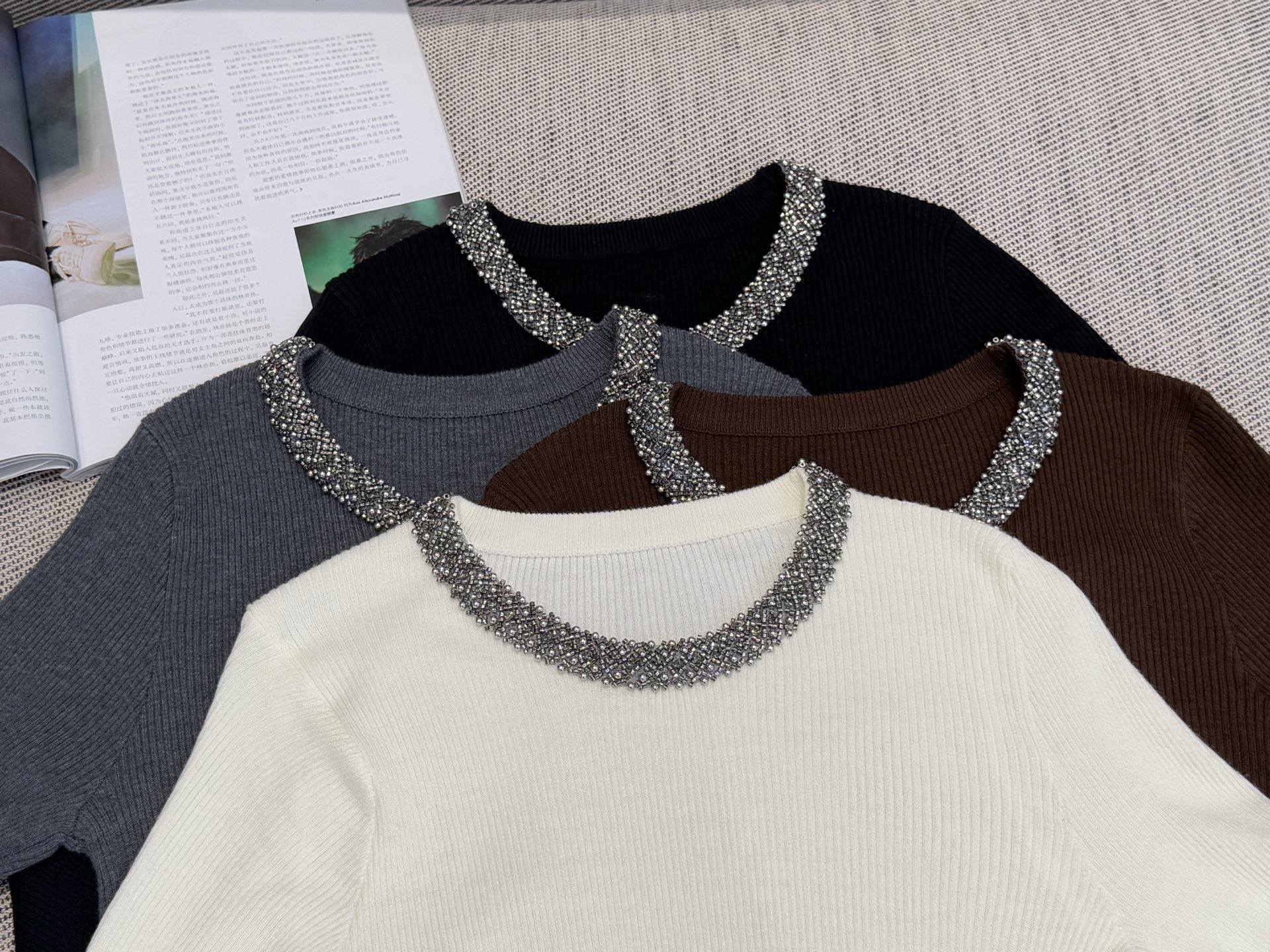 LP｜珠饰领口打底衣🟠10%羊毛，20%锦纶35%抗起球腈纶，35%涤纶圆领长袖设计，领口纯手工镶珠装饰