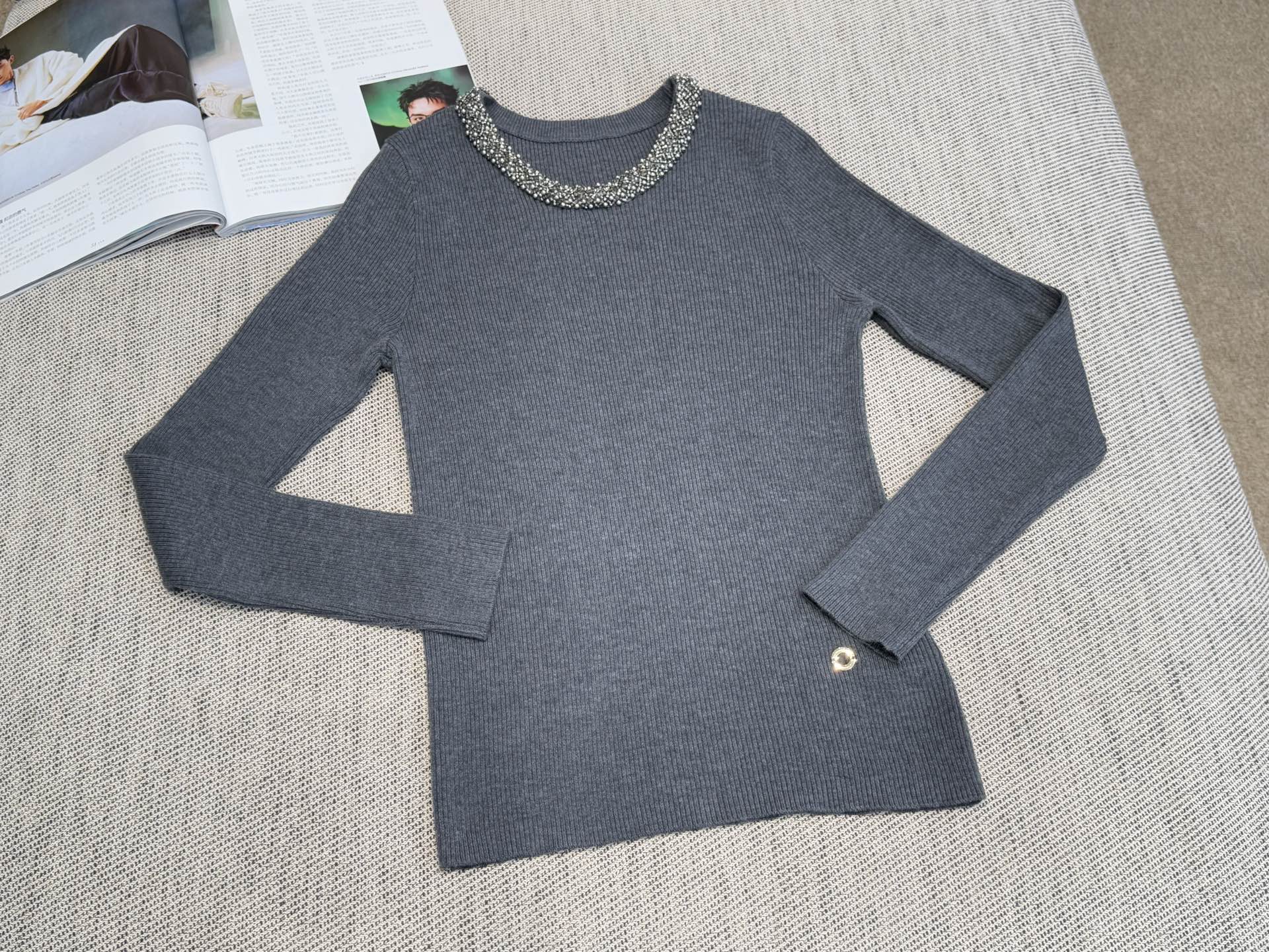 LP｜珠饰领口打底衣🟠10%羊毛，20%锦纶35%抗起球腈纶，35%涤纶圆领长袖设计，领口纯手工镶珠装饰