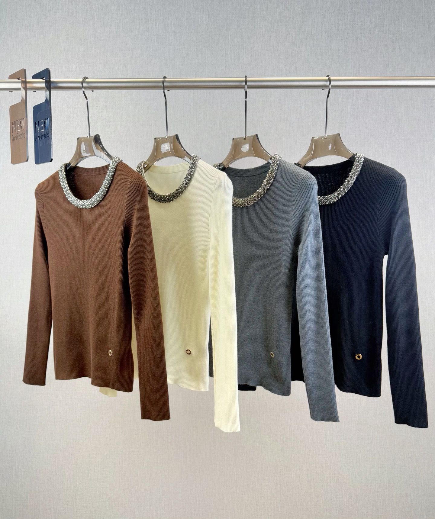 LP｜珠饰领口打底衣🟠10%羊毛，20%锦纶35%抗起球腈纶，35%涤纶圆领长袖设计，领口纯手工镶珠装饰