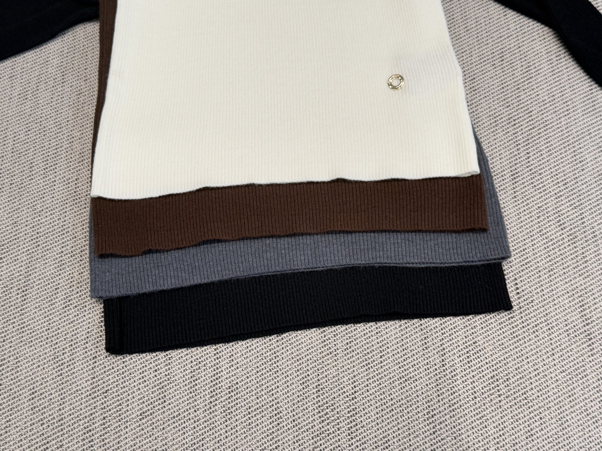 LP｜珠饰领口打底衣🟠10%羊毛，20%锦纶35%抗起球腈纶，35%涤纶圆领长袖设计，领口纯手工镶珠装饰