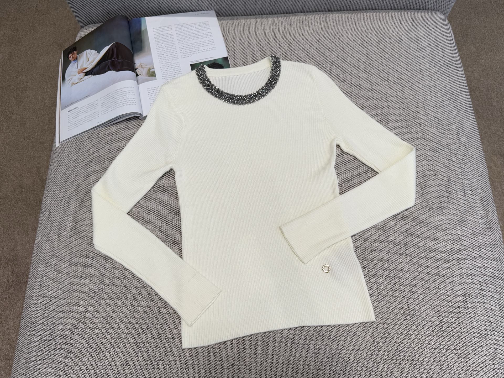 LP｜珠饰领口打底衣🟠10%羊毛，20%锦纶35%抗起球腈纶，35%涤纶圆领长袖设计，领口纯手工镶珠装饰