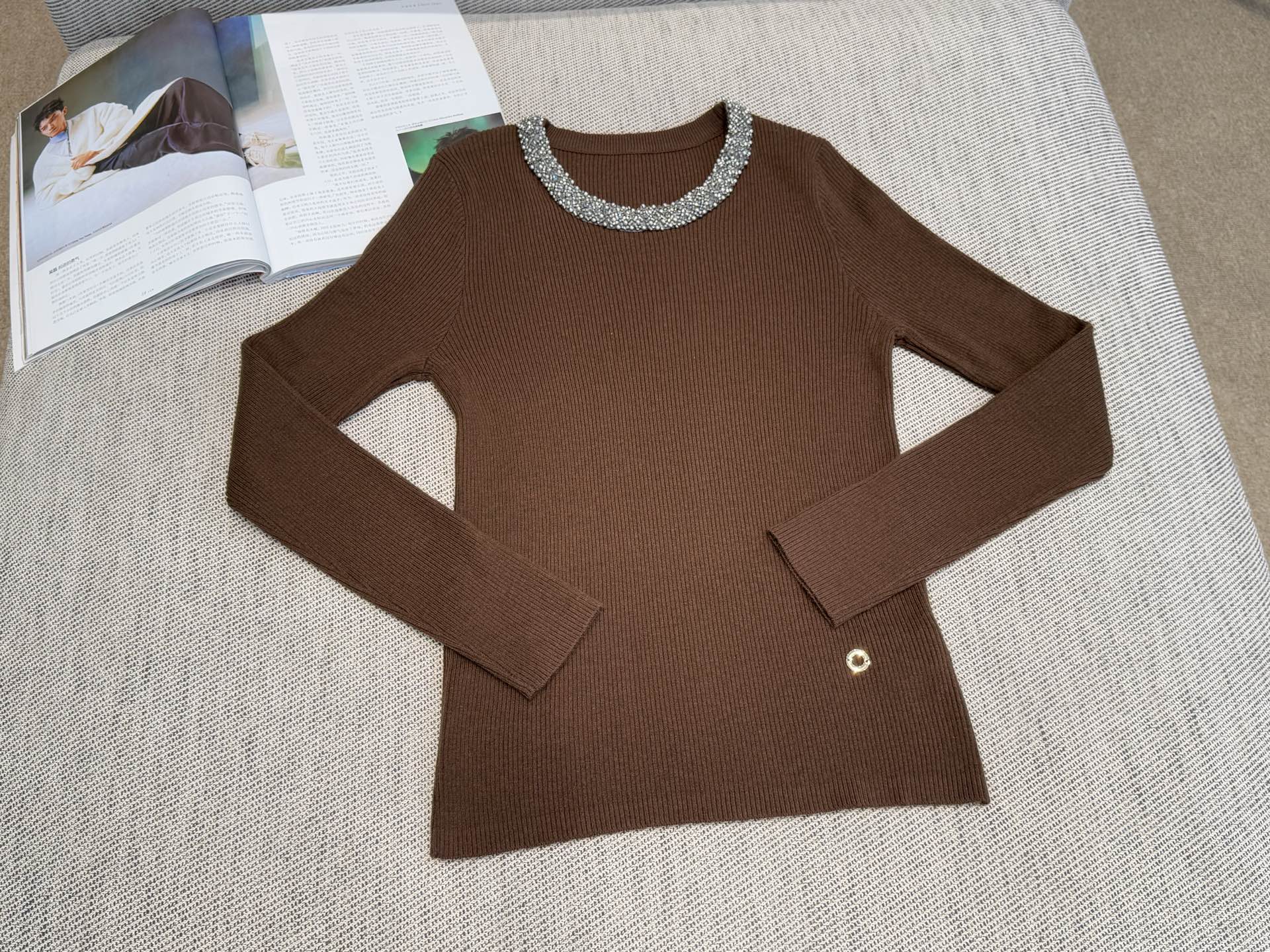 LP｜珠饰领口打底衣🟠10%羊毛，20%锦纶35%抗起球腈纶，35%涤纶圆领长袖设计，领口纯手工镶珠装饰