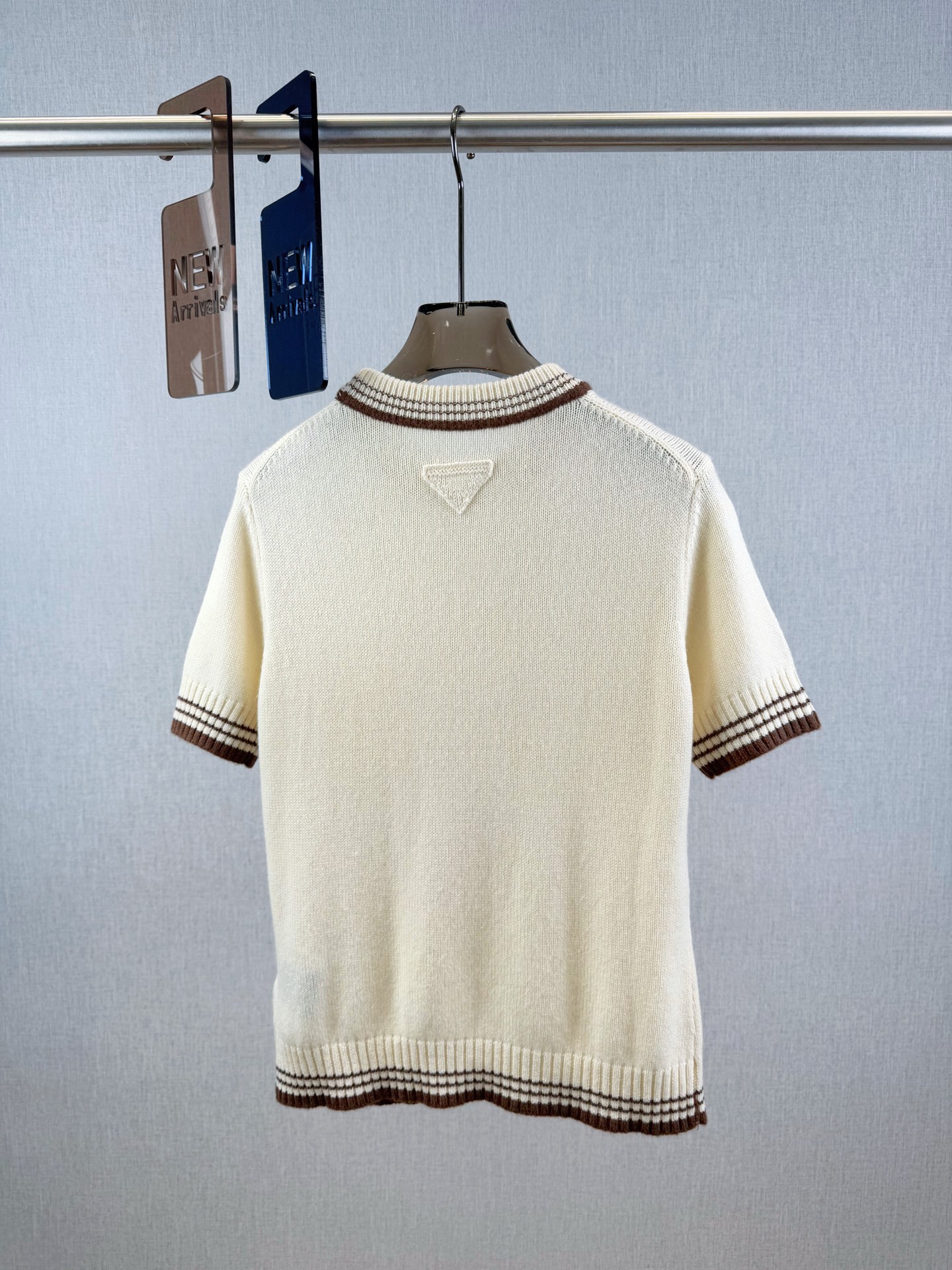 普家｜撞色口袋短袖🩷100%羊毛圆领针织短袖，领口袖口衣脚撞色条纹，正肩版型，领口袖口条纹收边，胸前口袋