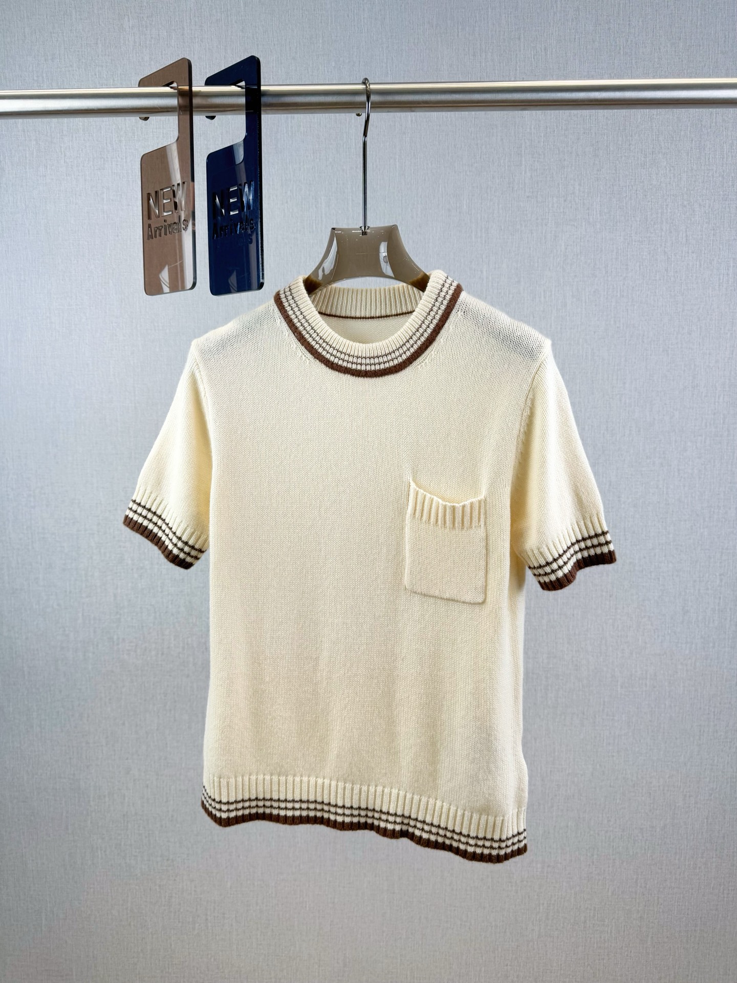 普家｜撞色口袋短袖🩷100%羊毛圆领针织短袖，领口袖口衣脚撞色条纹，正肩版型，领口袖口条纹收边，胸前口袋