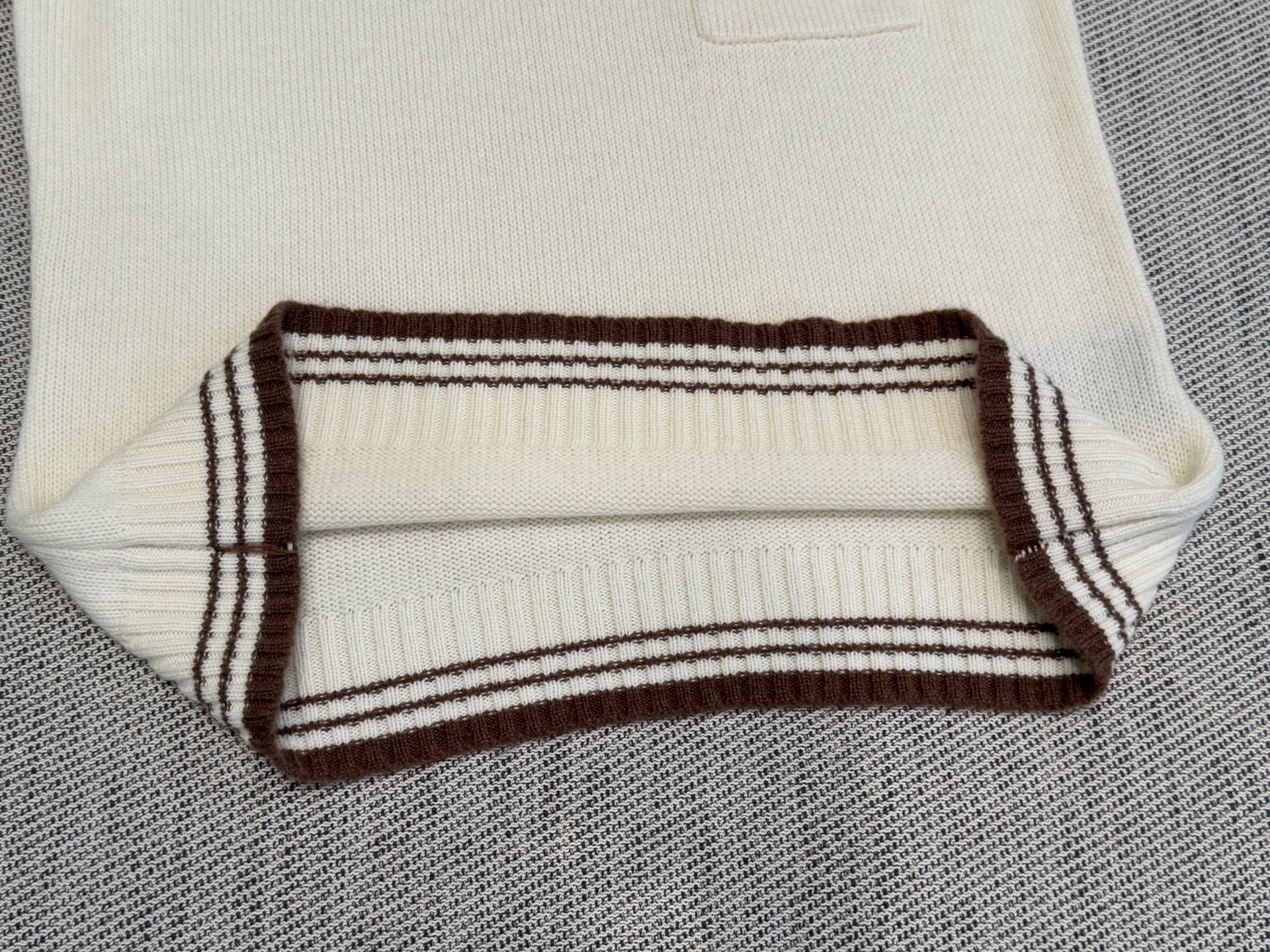 普家｜撞色口袋短袖🩷100%羊毛圆领针织短袖，领口袖口衣脚撞色条纹，正肩版型，领口袖口条纹收边，胸前口袋