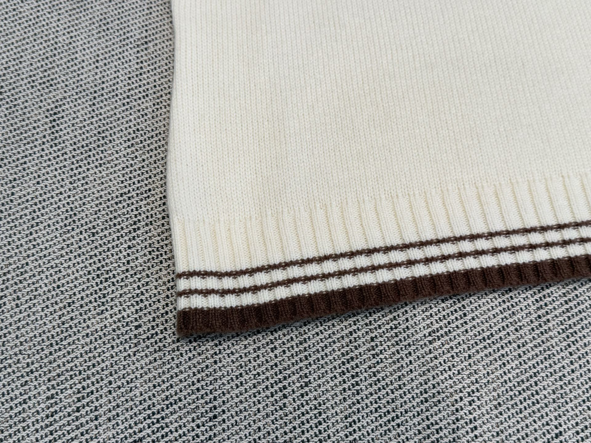 普家｜撞色口袋短袖🩷100%羊毛圆领针织短袖，领口袖口衣脚撞色条纹，正肩版型，领口袖口条纹收边，胸前口袋