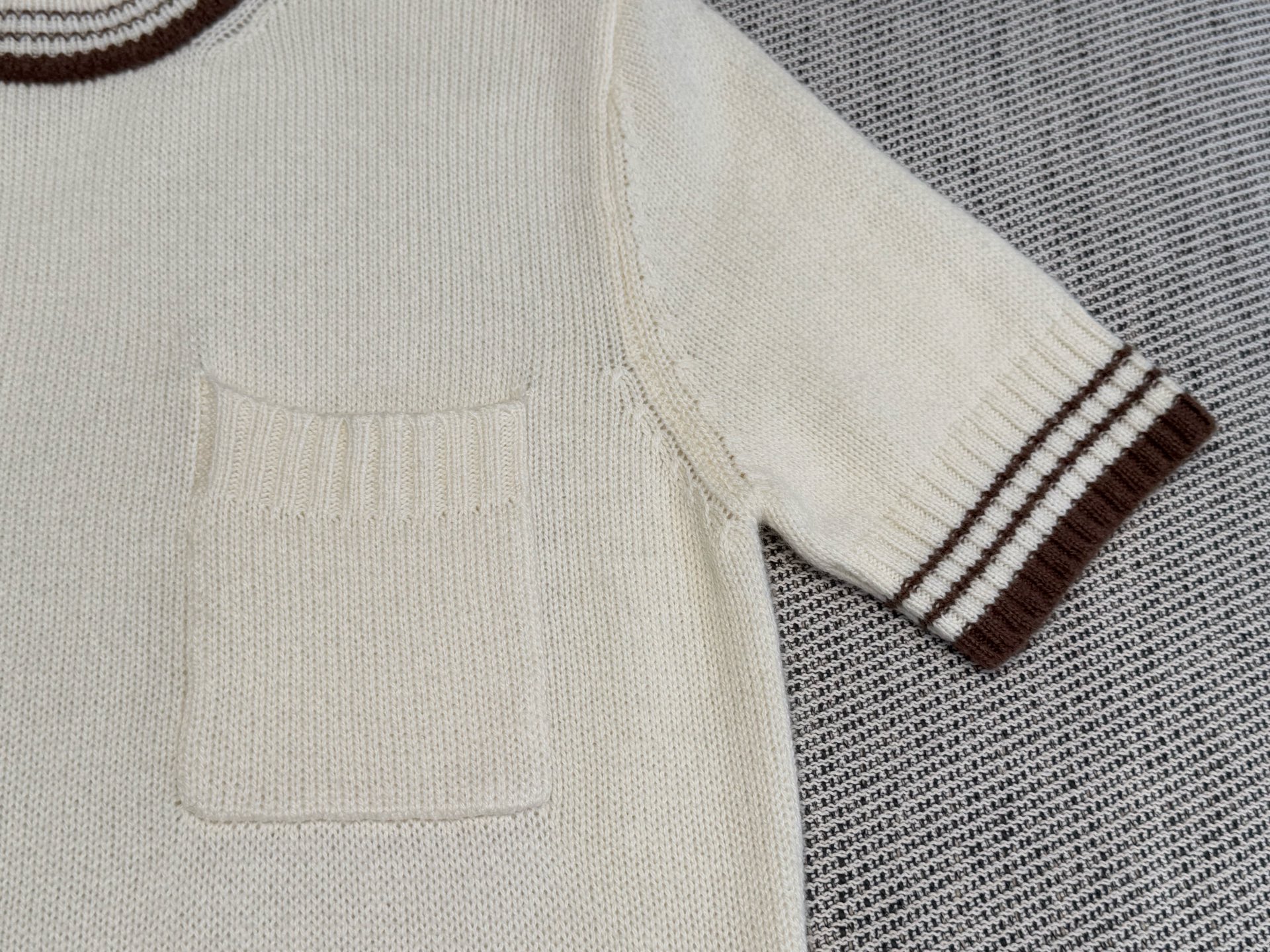 普家｜撞色口袋短袖🩷100%羊毛圆领针织短袖，领口袖口衣脚撞色条纹，正肩版型，领口袖口条纹收边，胸前口袋