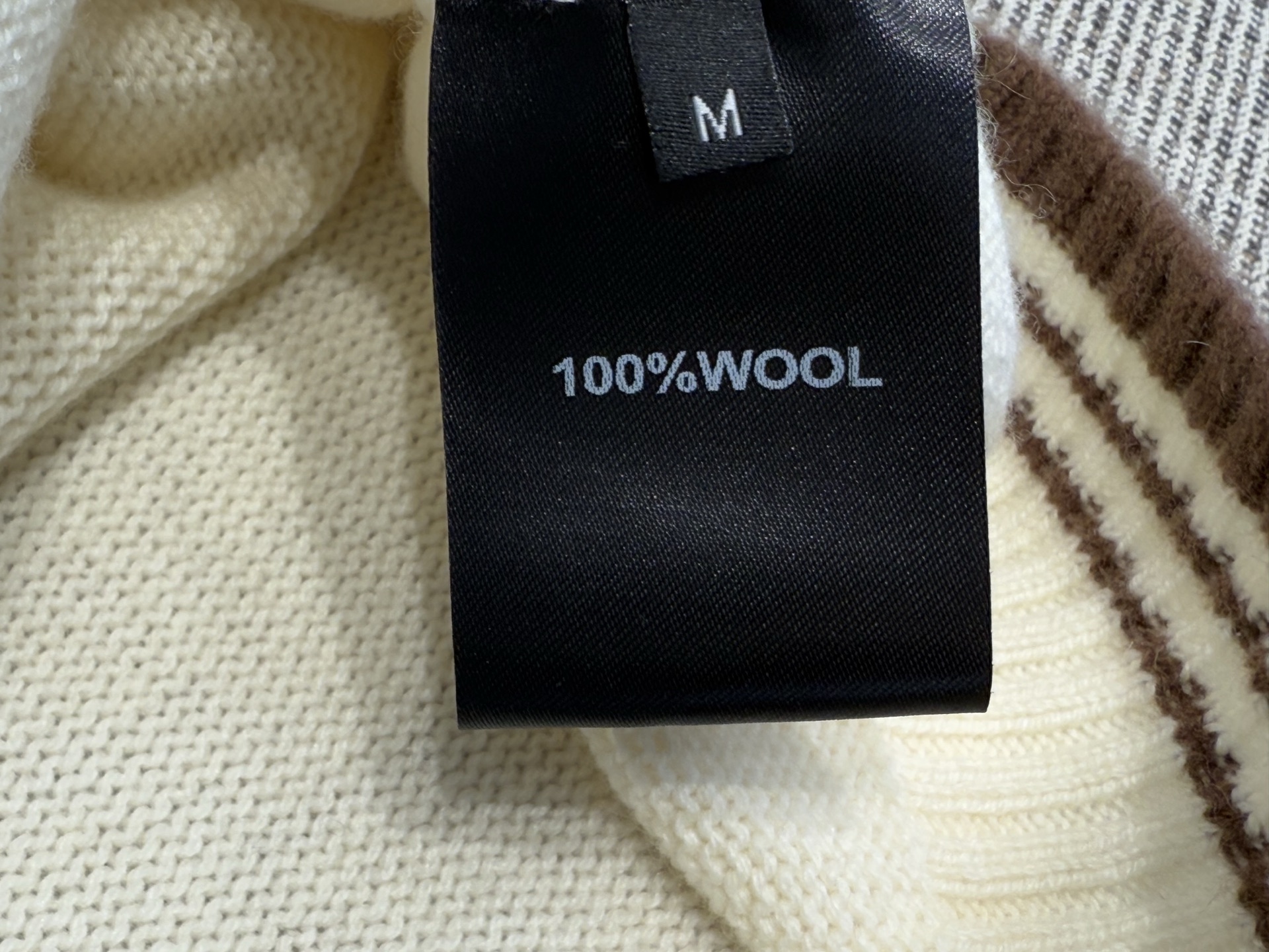 普家｜撞色口袋短袖🩷100%羊毛圆领针织短袖，领口袖口衣脚撞色条纹，正肩版型，领口袖口条纹收边，胸前口袋