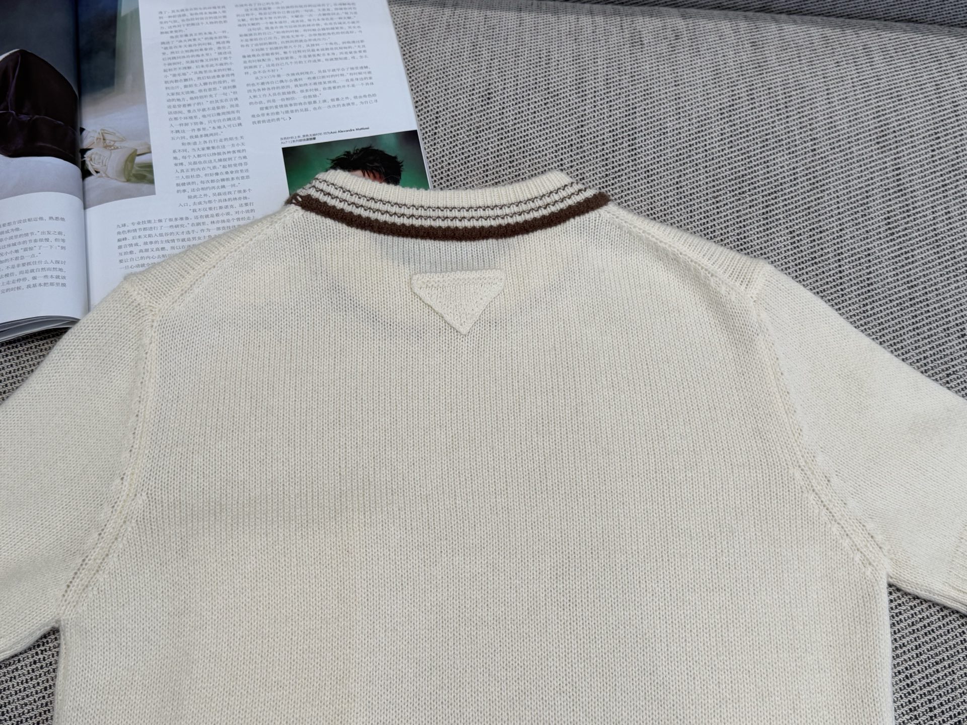 普家｜撞色口袋短袖🩷100%羊毛圆领针织短袖，领口袖口衣脚撞色条纹，正肩版型，领口袖口条纹收边，胸前口袋