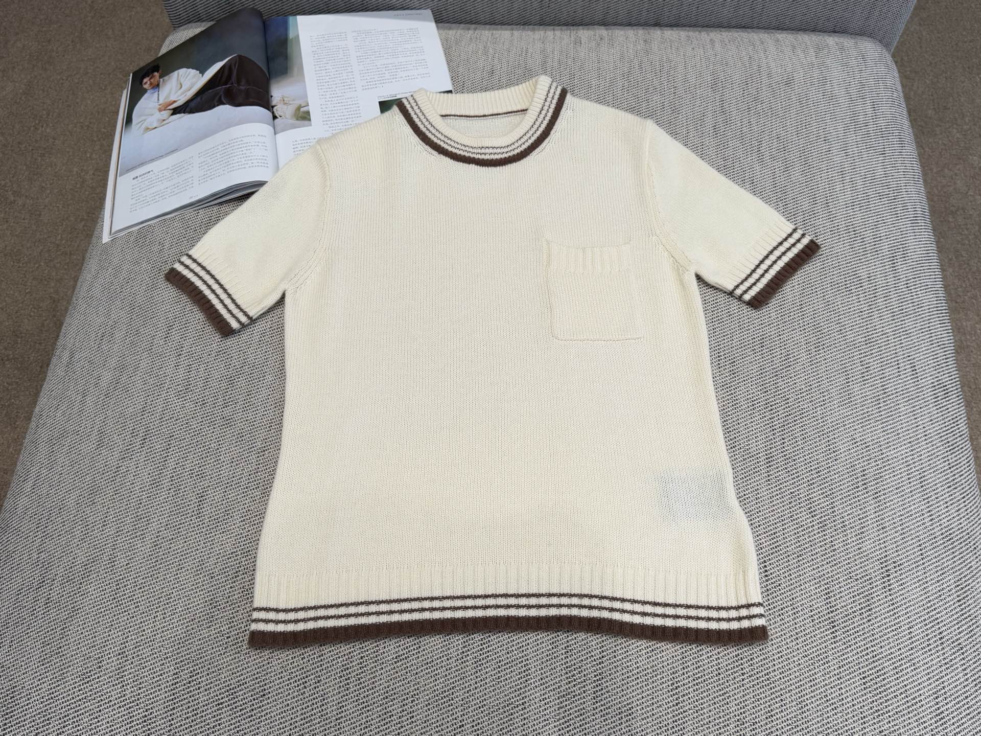 普家｜撞色口袋短袖🩷100%羊毛圆领针织短袖，领口袖口衣脚撞色条纹，正肩版型，领口袖口条纹收边，胸前口袋