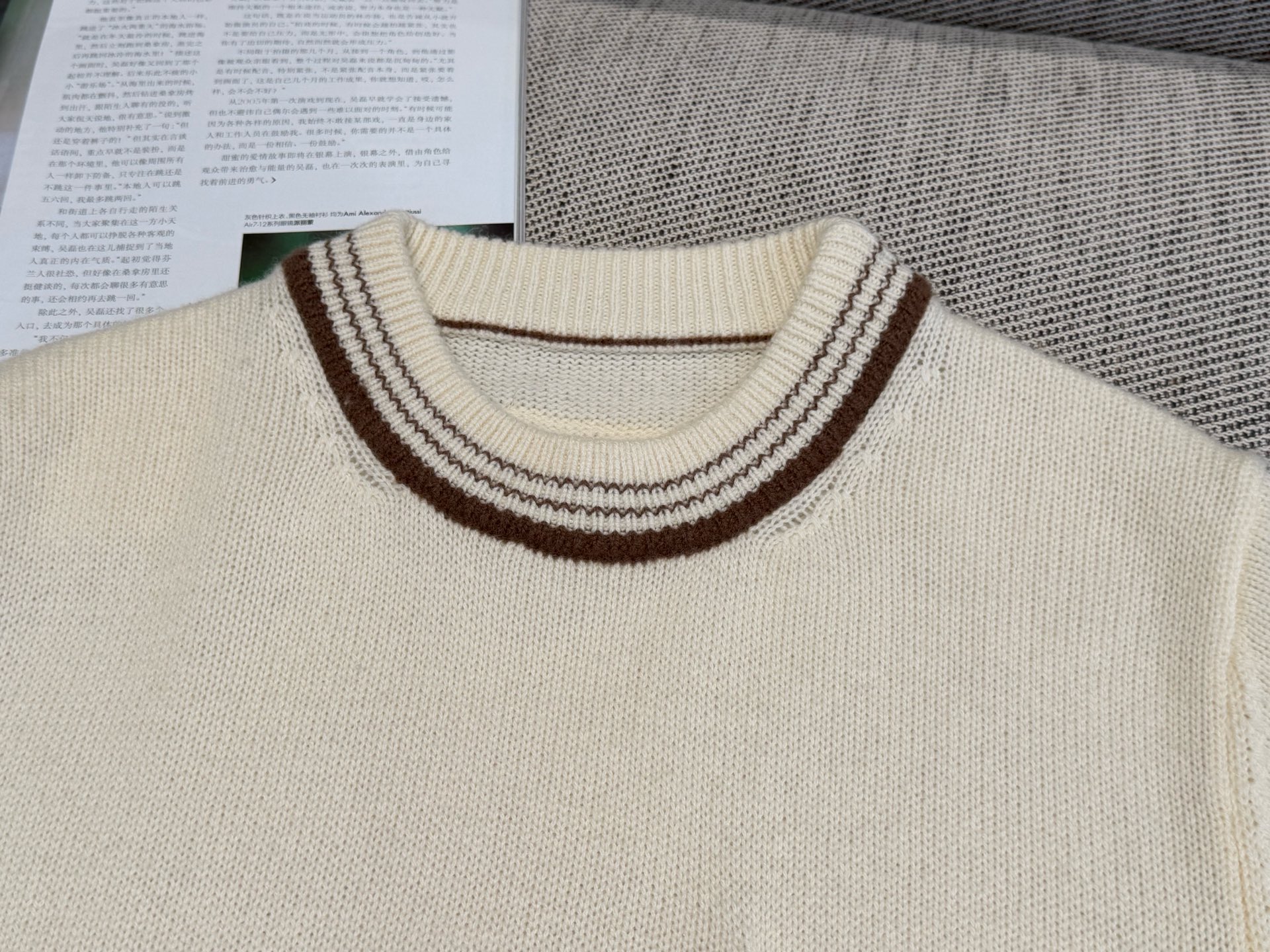 普家｜撞色口袋短袖🩷100%羊毛圆领针织短袖，领口袖口衣脚撞色条纹，正肩版型，领口袖口条纹收边，胸前口袋