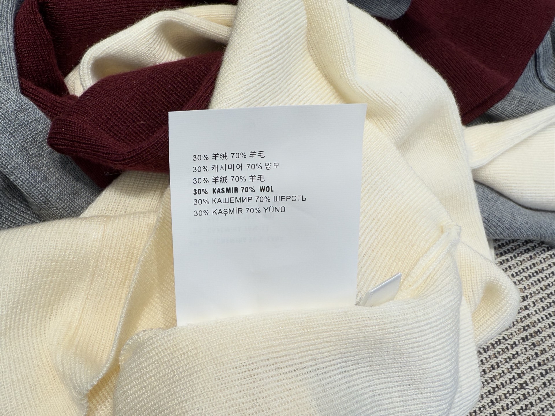 miu家｜罗纹贴标长袖🎀70%羊毛 ，30%羊绒圆领长袖设计，贴身打底衣，袖口两边徽章标点缀，后背骨线缝