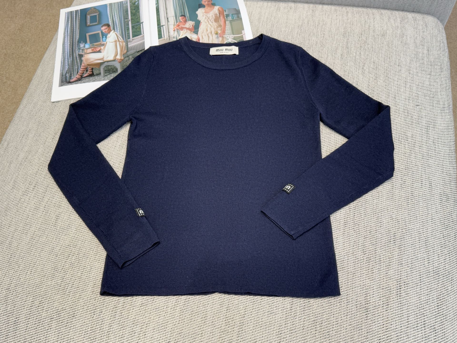 miu家｜罗纹贴标长袖🎀70%羊毛 ，30%羊绒圆领长袖设计，贴身打底衣，袖口两边徽章标点缀，后背骨线缝