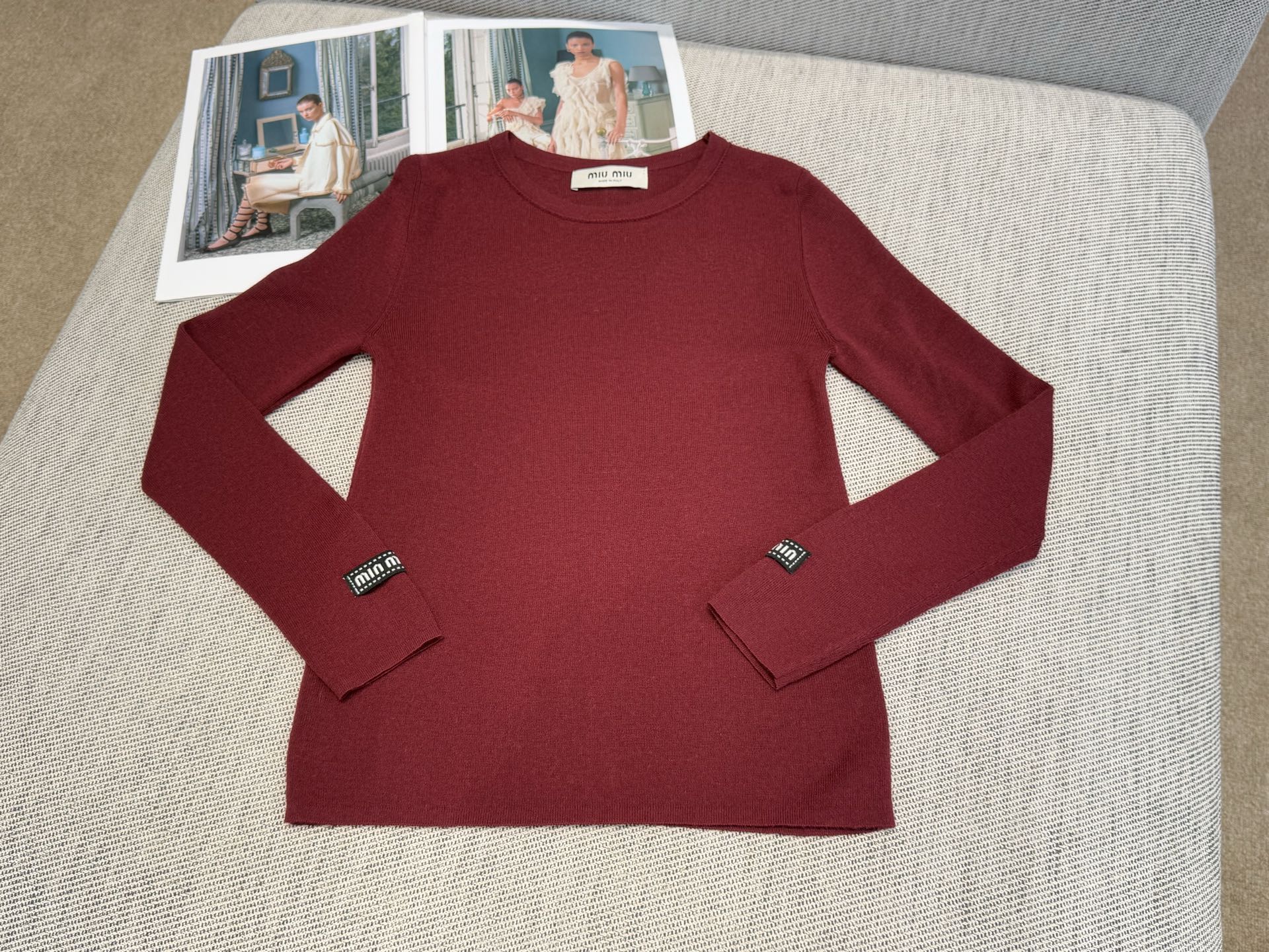 miu家｜罗纹贴标长袖🎀70%羊毛 ，30%羊绒圆领长袖设计，贴身打底衣，袖口两边徽章标点缀，后背骨线缝