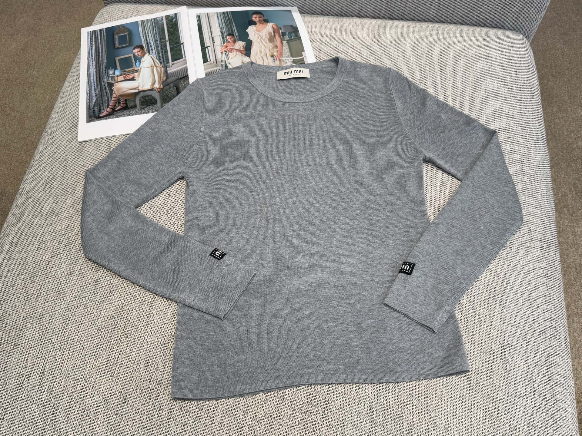 miu家｜罗纹贴标长袖🎀70%羊毛 ，30%羊绒圆领长袖设计，贴身打底衣，袖口两边徽章标点缀，后背骨线缝