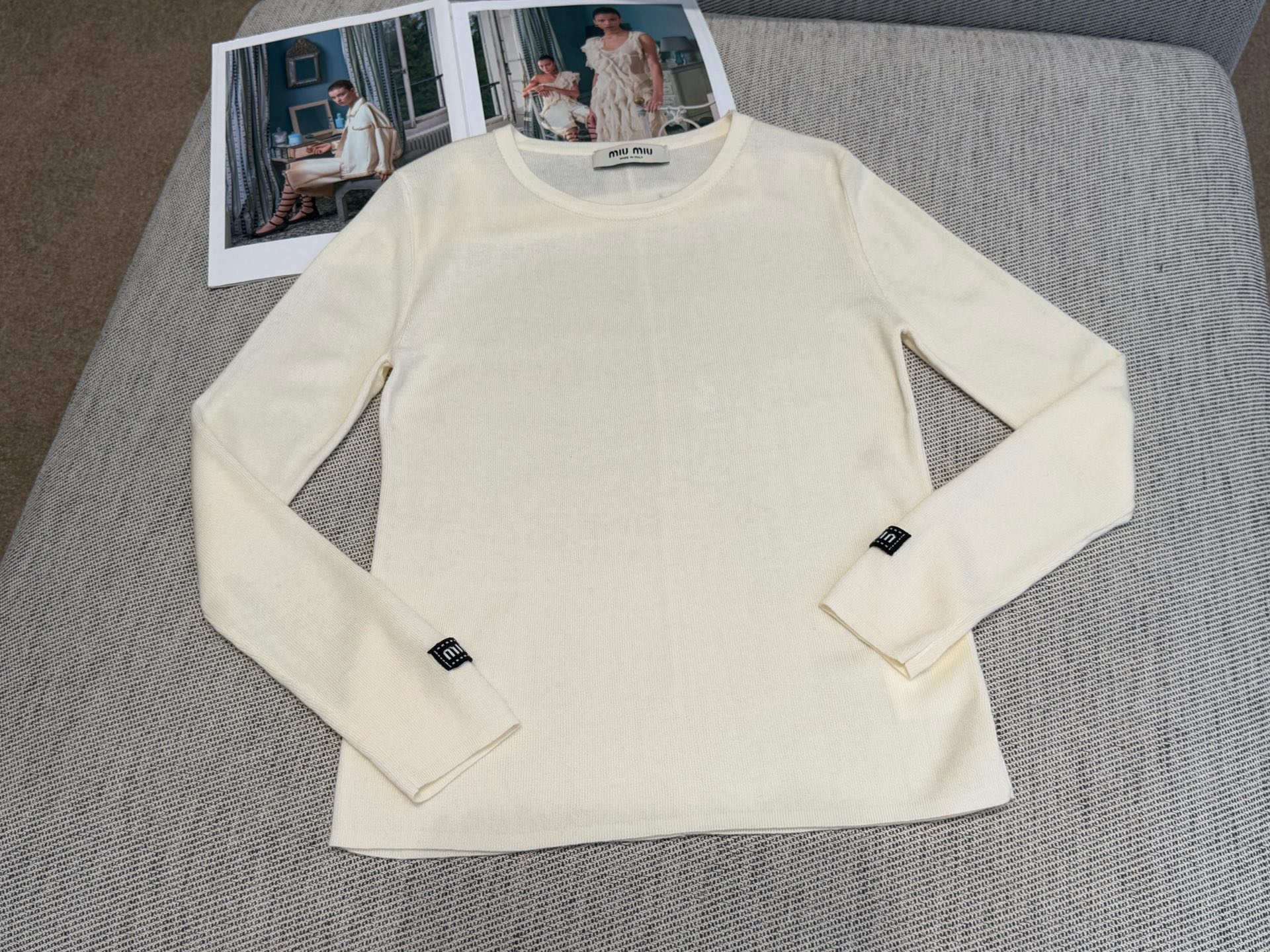 miu家｜罗纹贴标长袖🎀70%羊毛 ，30%羊绒圆领长袖设计，贴身打底衣，袖口两边徽章标点缀，后背骨线缝