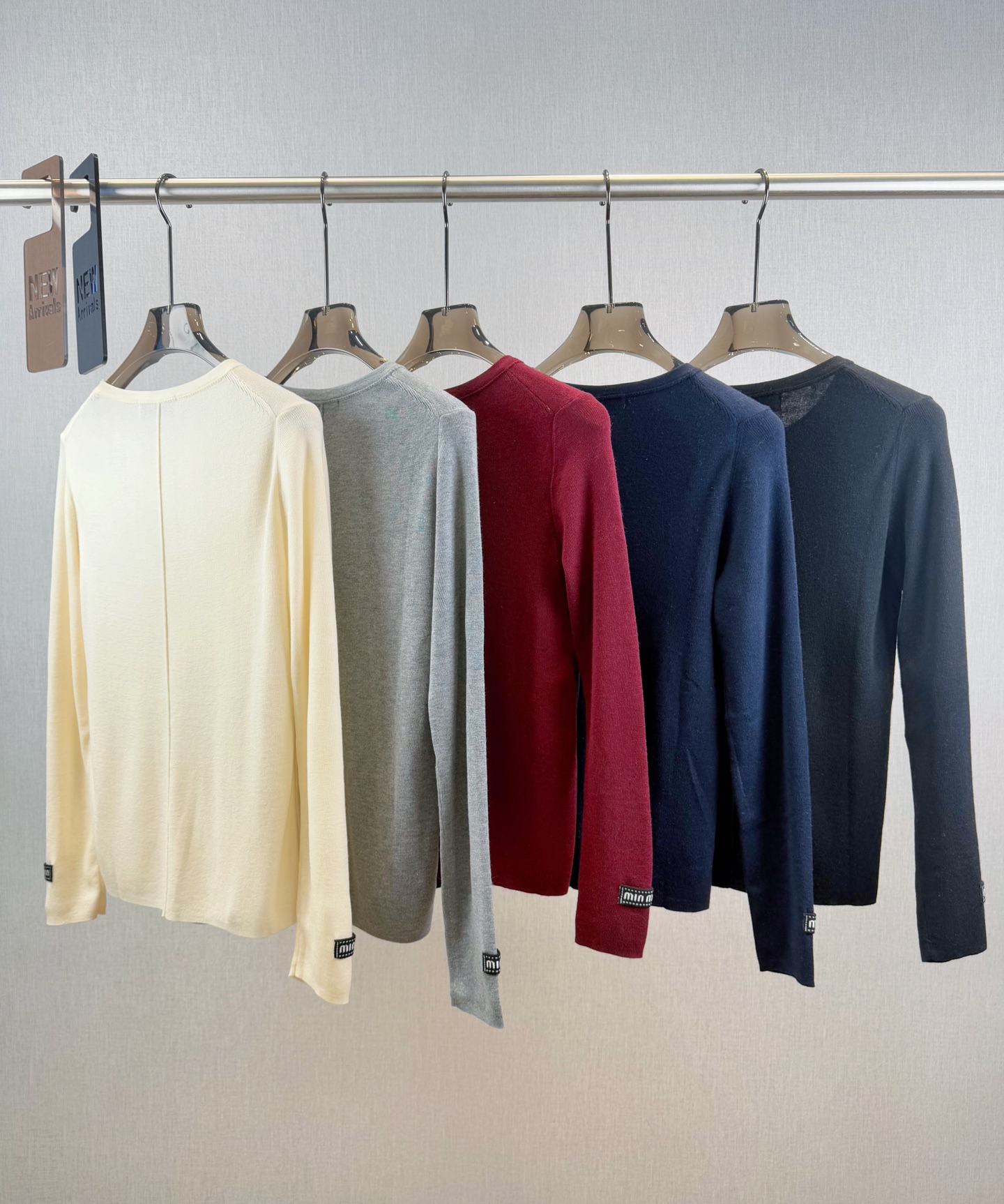 miu家｜罗纹贴标长袖🎀70%羊毛 ，30%羊绒圆领长袖设计，贴身打底衣，袖口两边徽章标点缀，后背骨线缝