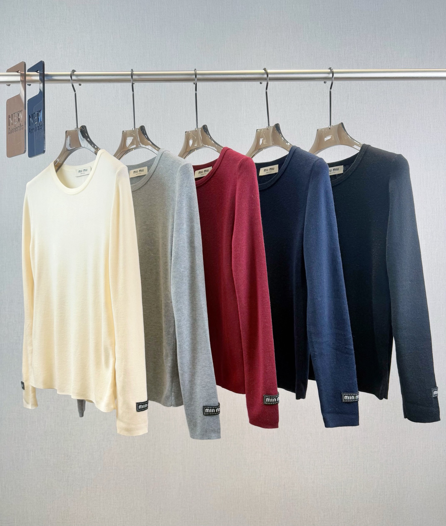 miu家｜罗纹贴标长袖🎀70%羊毛 ，30%羊绒圆领长袖设计，贴身打底衣，袖口两边徽章标点缀，后背骨线缝