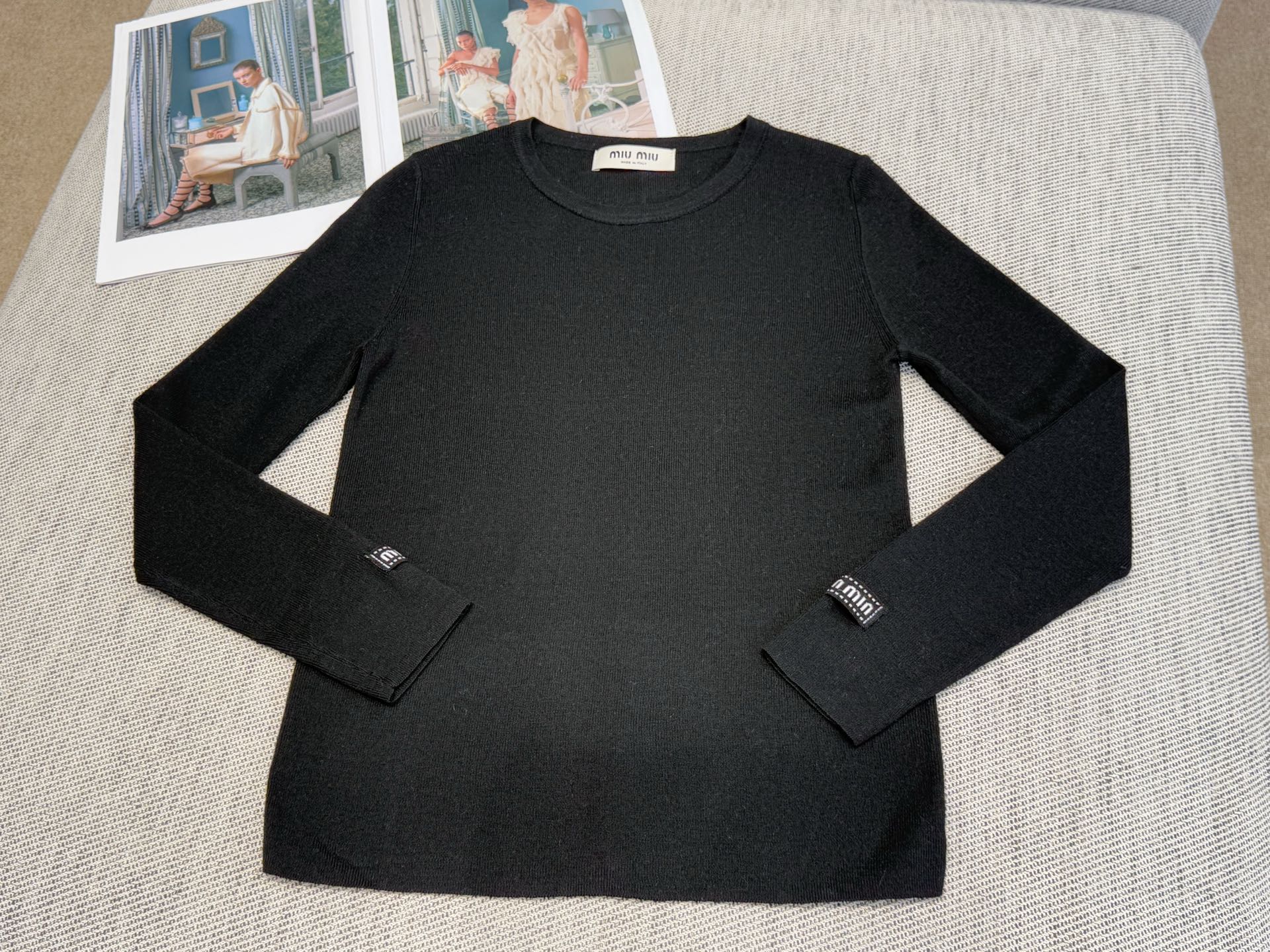 miu家｜罗纹贴标长袖🎀70%羊毛 ，30%羊绒圆领长袖设计，贴身打底衣，袖口两边徽章标点缀，后背骨线缝
