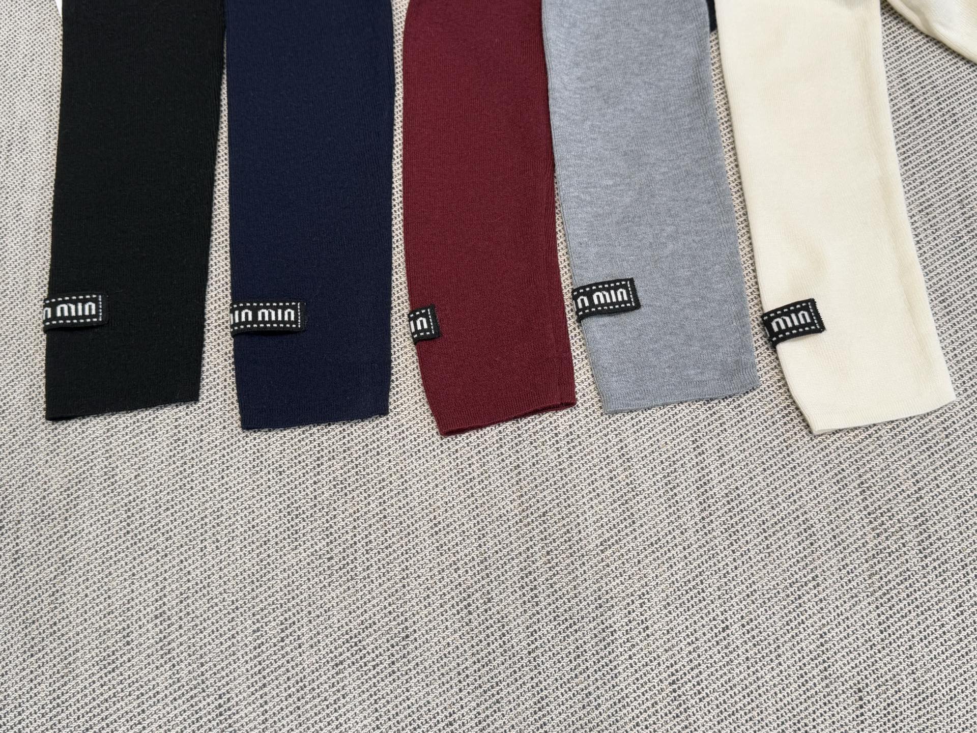 miu家｜罗纹贴标长袖🎀70%羊毛 ，30%羊绒圆领长袖设计，贴身打底衣，袖口两边徽章标点缀，后背骨线缝