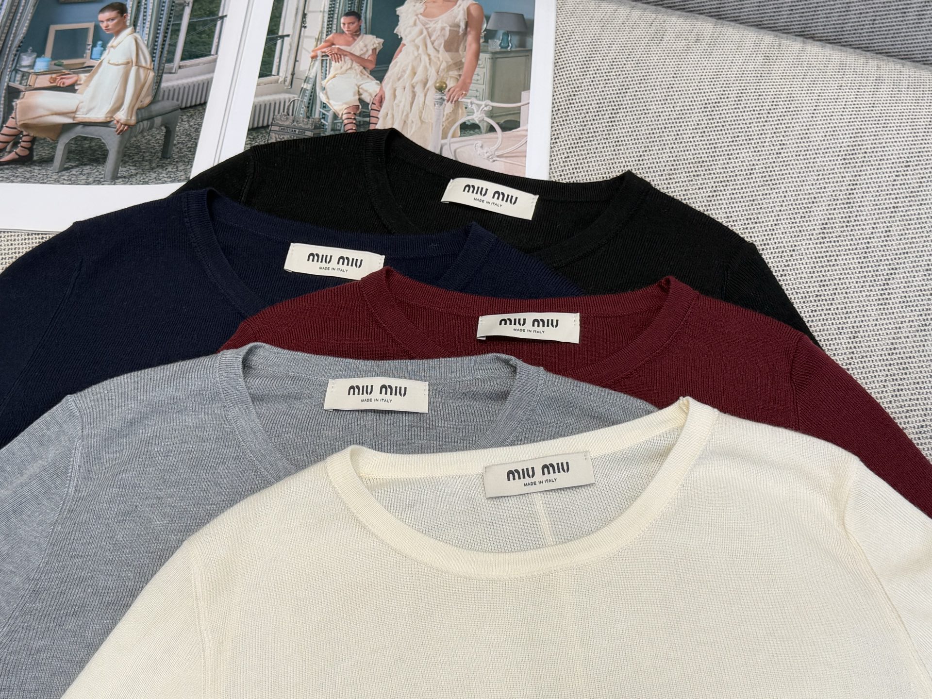 miu家｜罗纹贴标长袖🎀70%羊毛 ，30%羊绒圆领长袖设计，贴身打底衣，袖口两边徽章标点缀，后背骨线缝