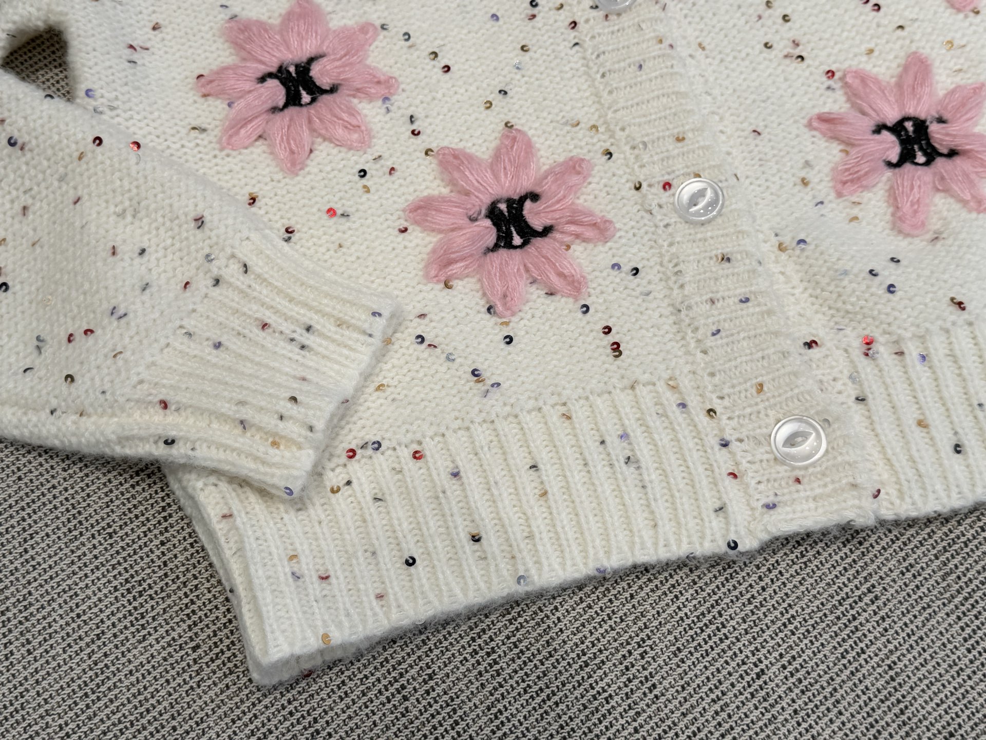 思家｜花朵刺绣亮片开衫🎀50%羊毛，50%棉花朵亮片针织毛衣开衫外套，彩色亮片开衫巧妙融合甜美与闪耀元素