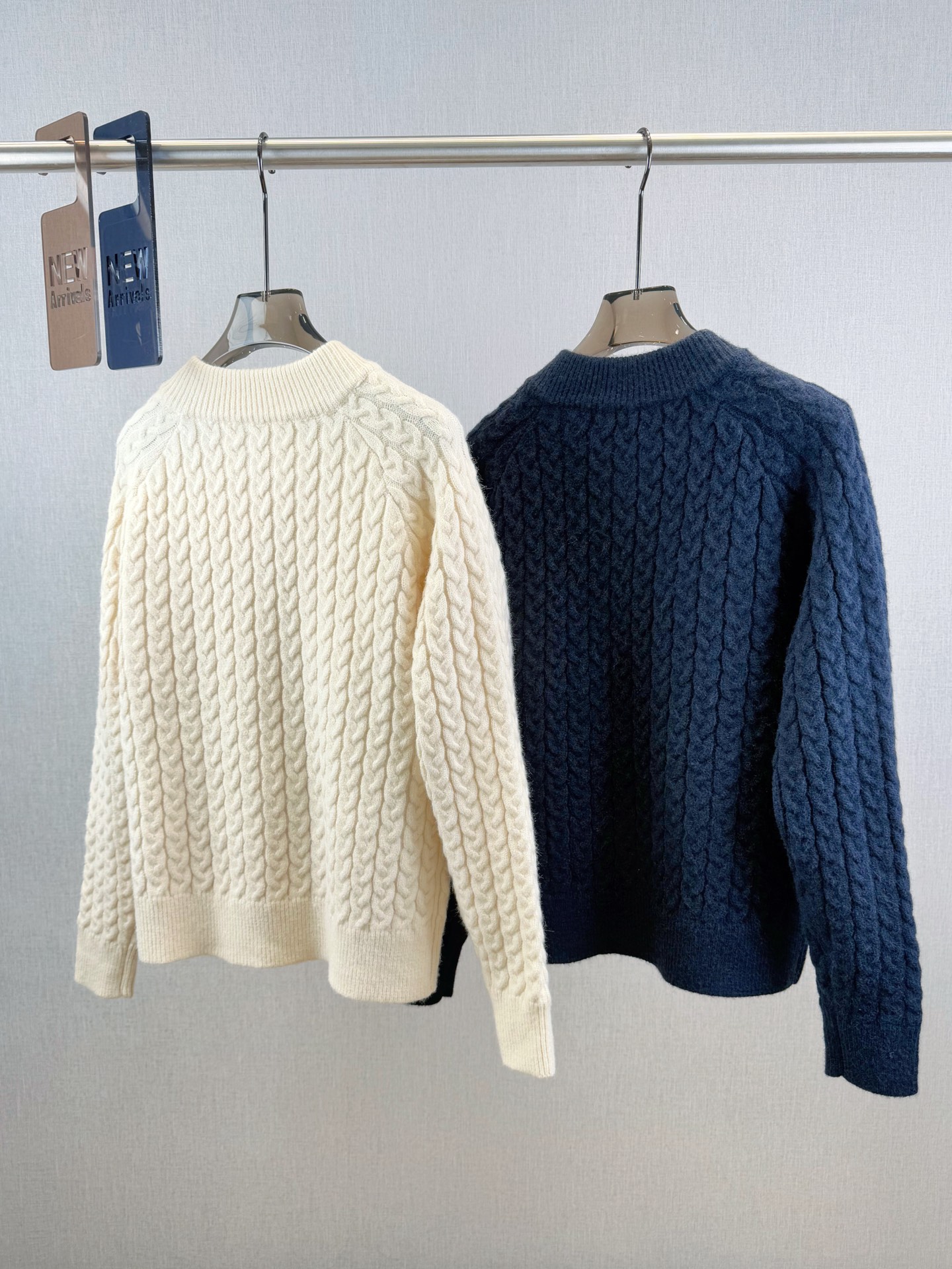 罗家｜绞花拉链开衫🟠70%马海毛，15%羊毛10%聚酰胺，5%棉圆领拉链开衫裁剪，立体麻花针织工艺，正面