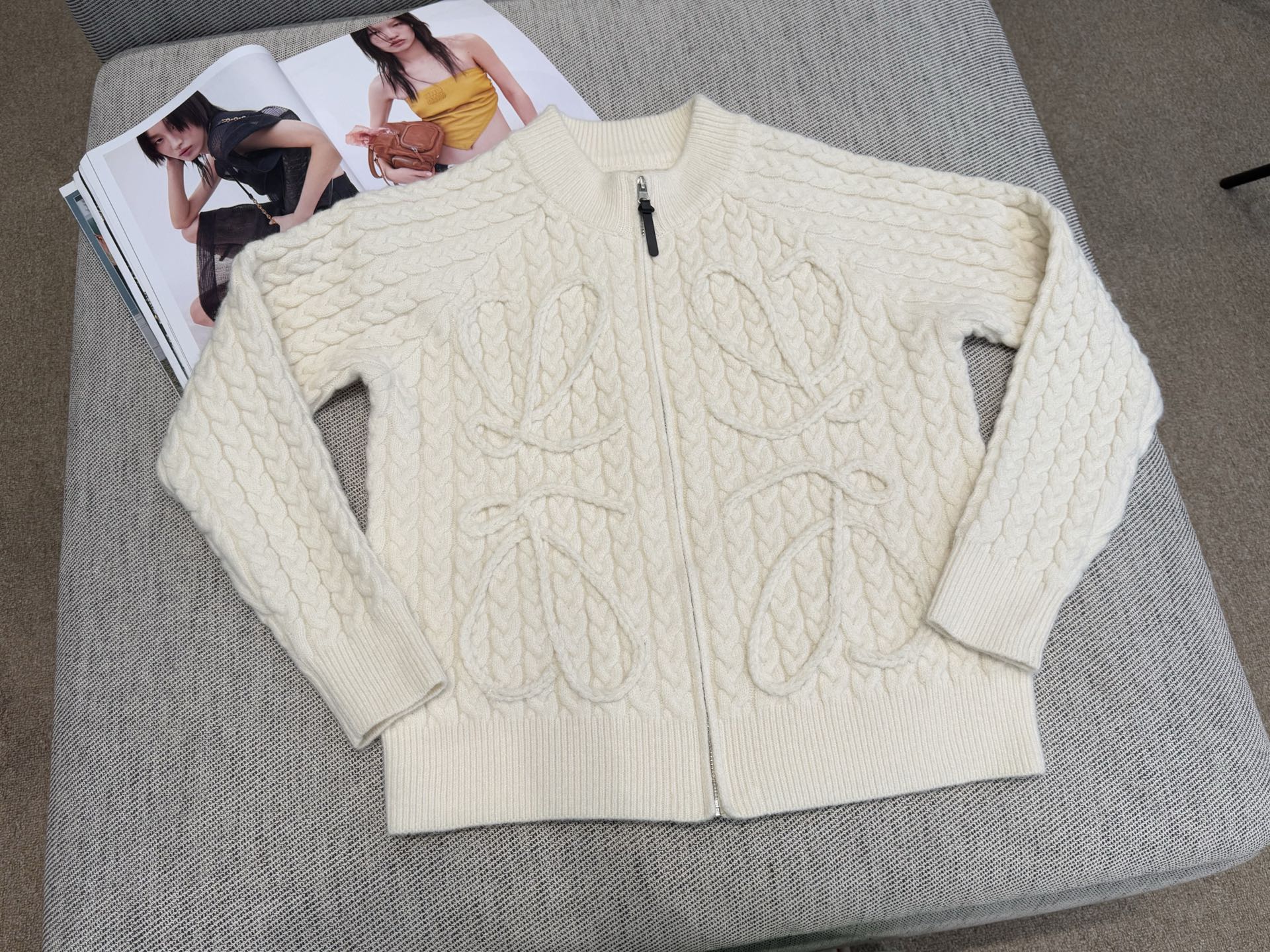 罗家｜绞花拉链开衫🟠70%马海毛，15%羊毛10%聚酰胺，5%棉圆领拉链开衫裁剪，立体麻花针织工艺，正面