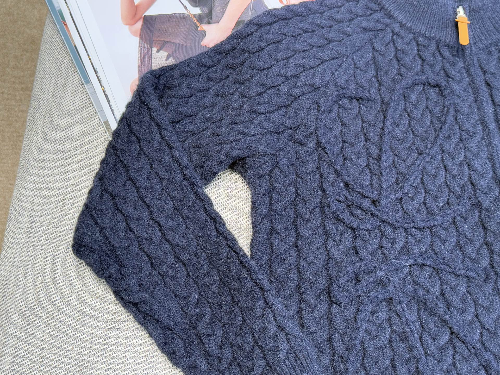 罗家｜绞花拉链开衫🟠70%马海毛，15%羊毛10%聚酰胺，5%棉圆领拉链开衫裁剪，立体麻花针织工艺，正面