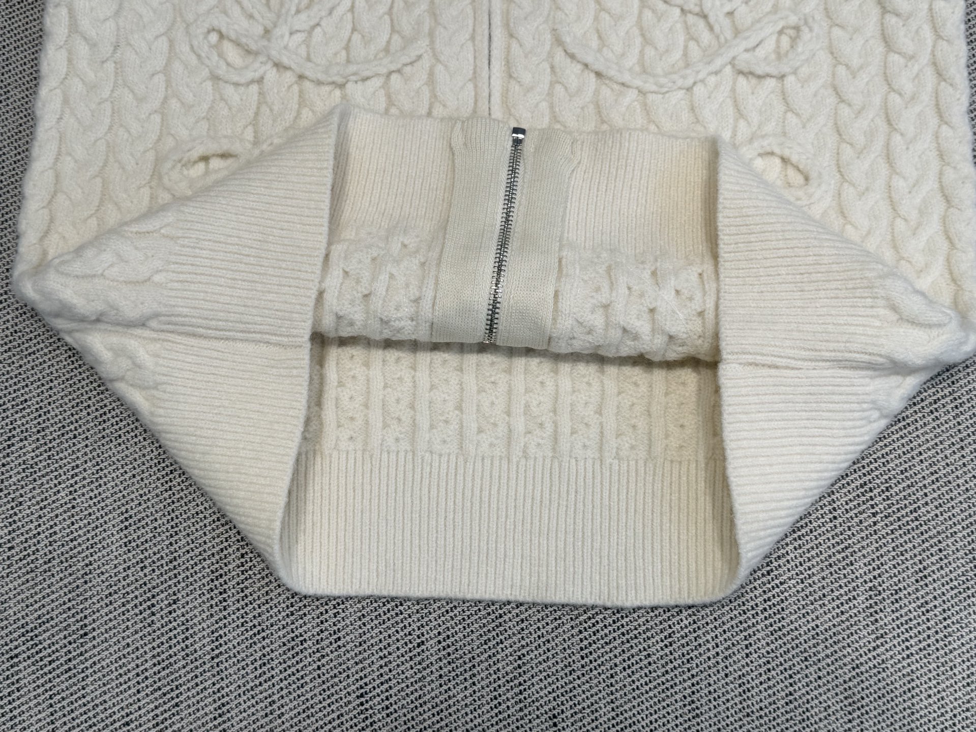 罗家｜绞花拉链开衫🟠70%马海毛，15%羊毛10%聚酰胺，5%棉圆领拉链开衫裁剪，立体麻花针织工艺，正面