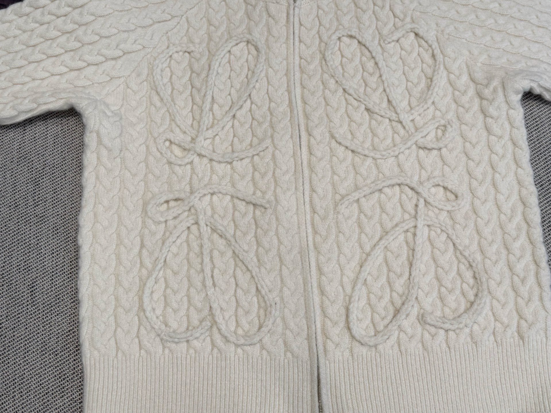 罗家｜绞花拉链开衫🟠70%马海毛，15%羊毛10%聚酰胺，5%棉圆领拉链开衫裁剪，立体麻花针织工艺，正面