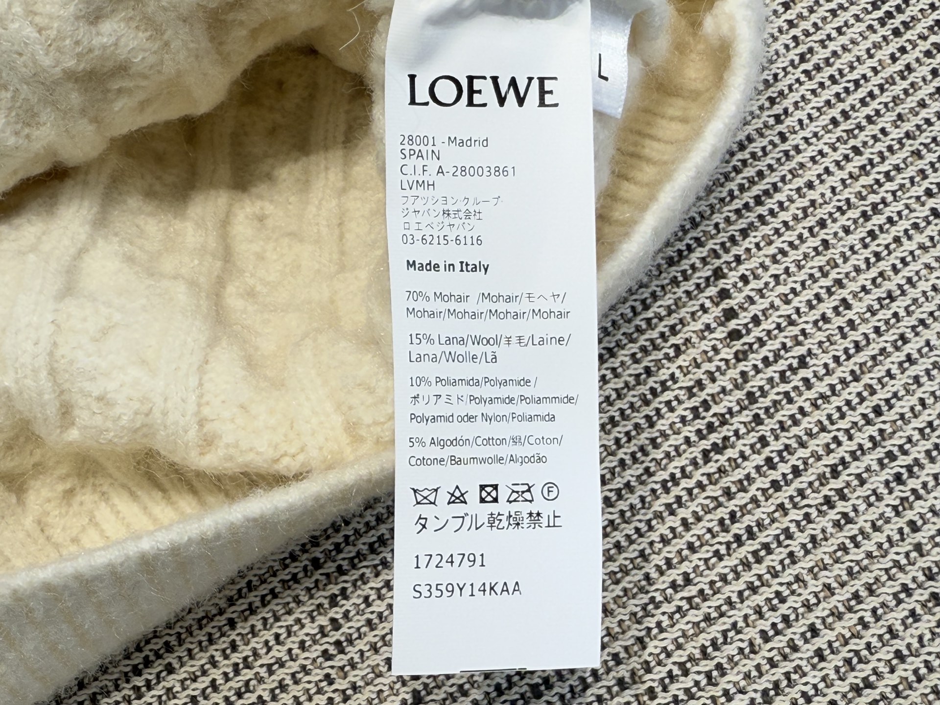 罗家｜绞花拉链开衫🟠70%马海毛，15%羊毛10%聚酰胺，5%棉圆领拉链开衫裁剪，立体麻花针织工艺，正面