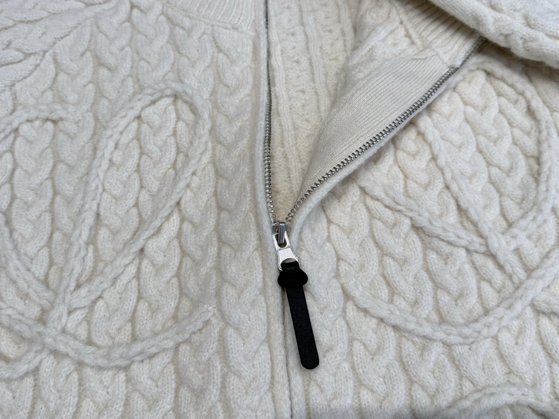 罗家｜绞花拉链开衫🟠70%马海毛，15%羊毛10%聚酰胺，5%棉圆领拉链开衫裁剪，立体麻花针织工艺，正面