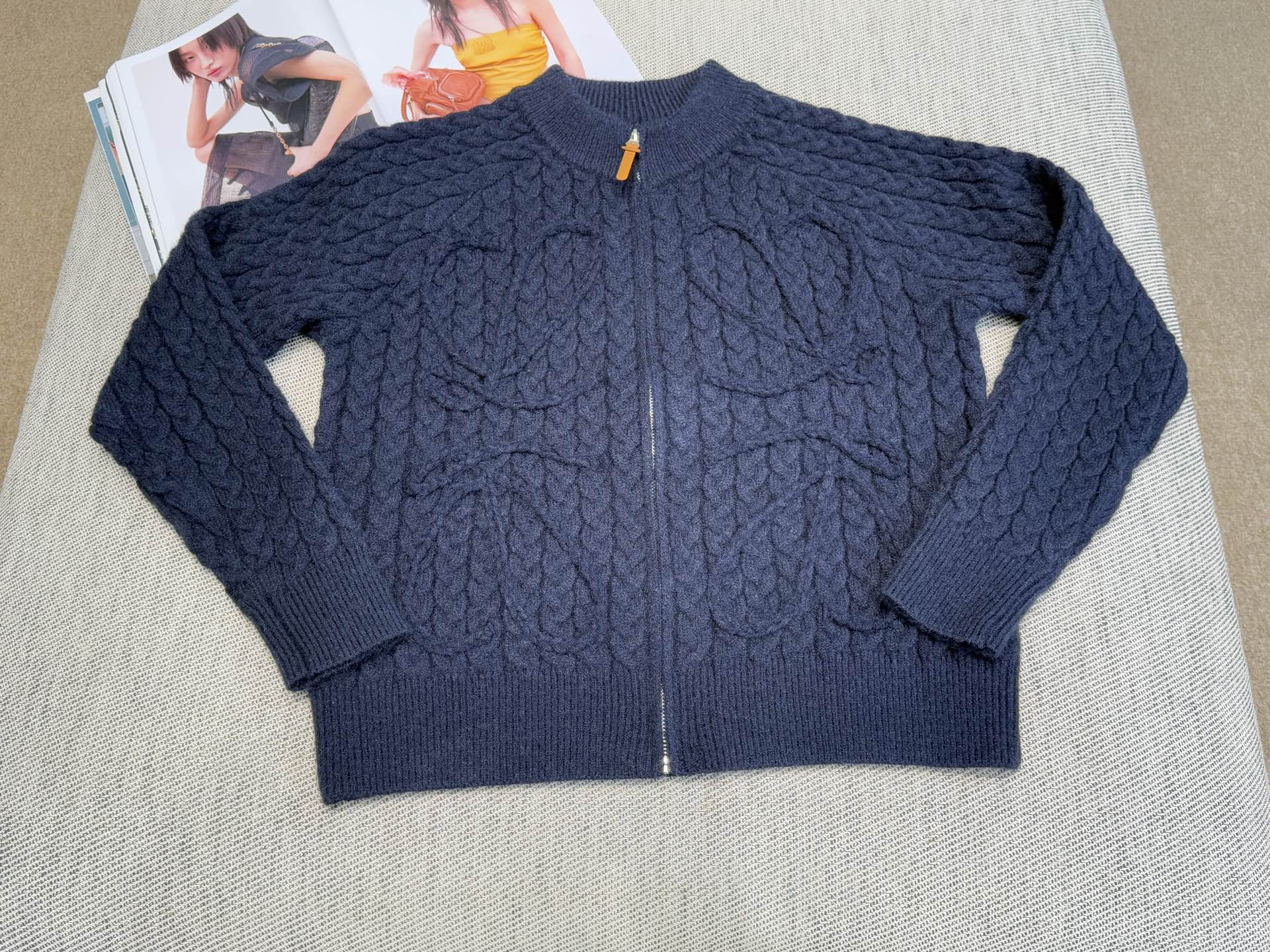 罗家｜绞花拉链开衫🟠70%马海毛，15%羊毛10%聚酰胺，5%棉圆领拉链开衫裁剪，立体麻花针织工艺，正面