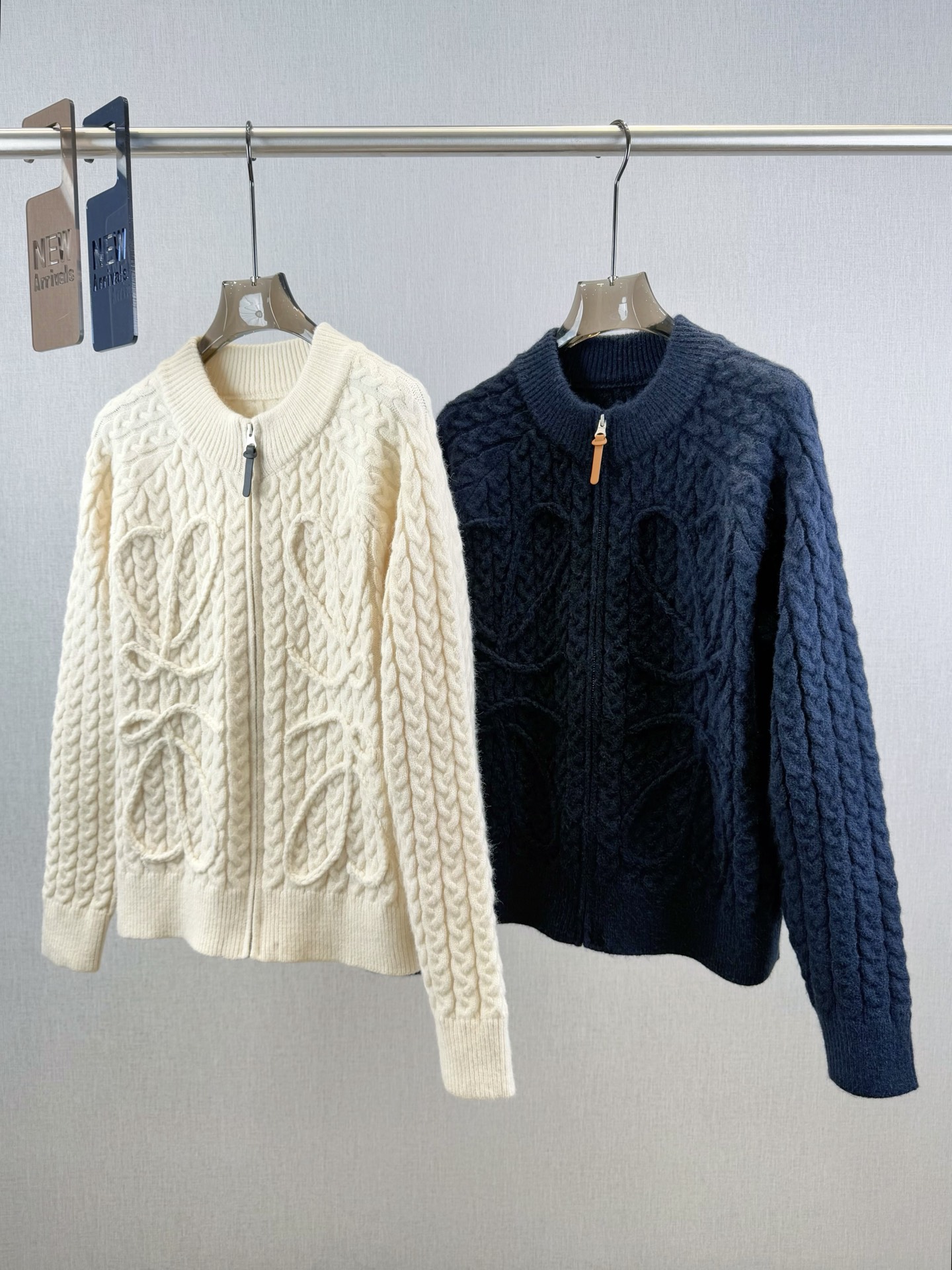 罗家｜绞花拉链开衫🟠70%马海毛，15%羊毛10%聚酰胺，5%棉圆领拉链开衫裁剪，立体麻花针织工艺，正面