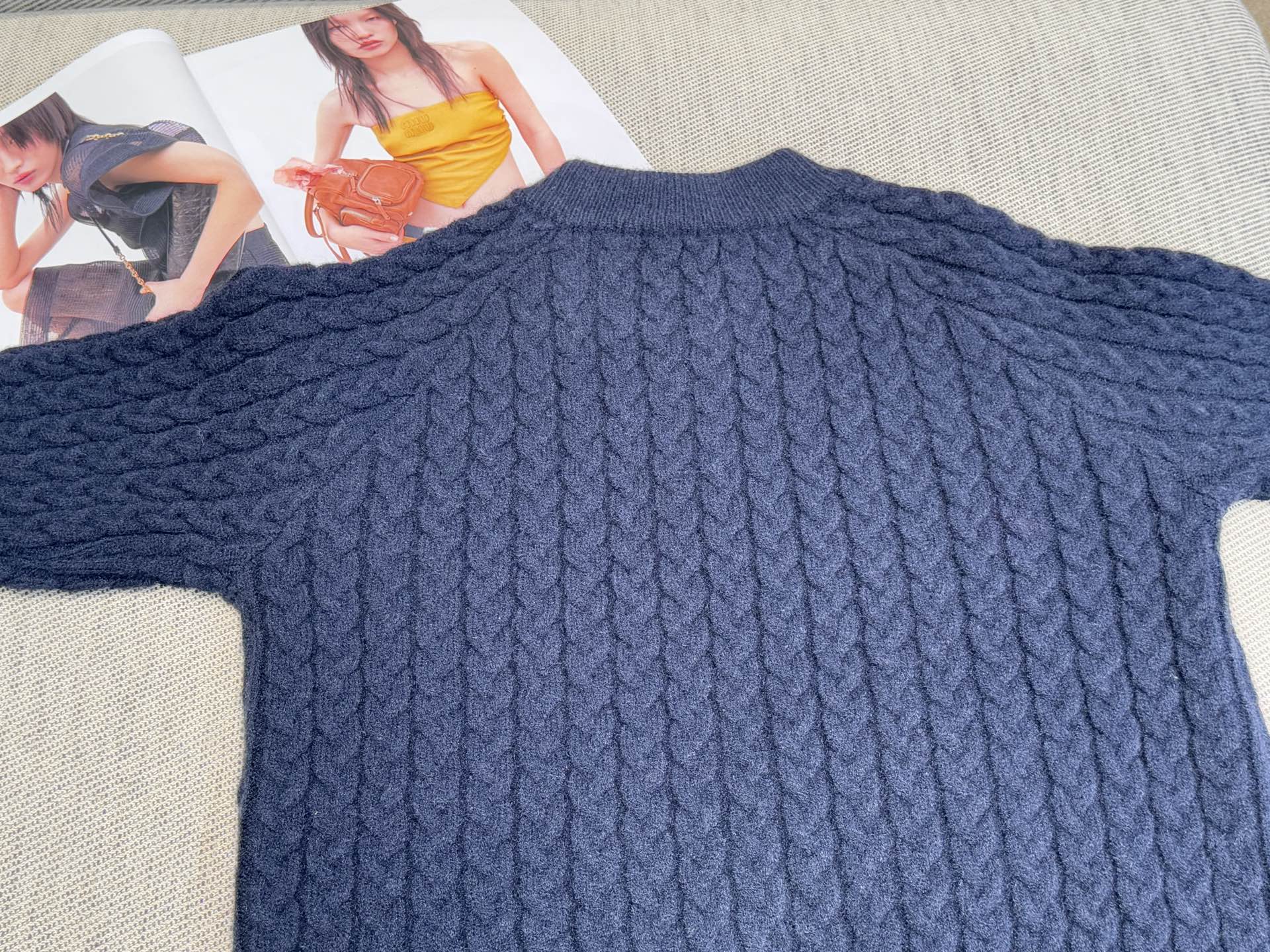 罗家｜绞花拉链开衫🟠70%马海毛，15%羊毛10%聚酰胺，5%棉圆领拉链开衫裁剪，立体麻花针织工艺，正面