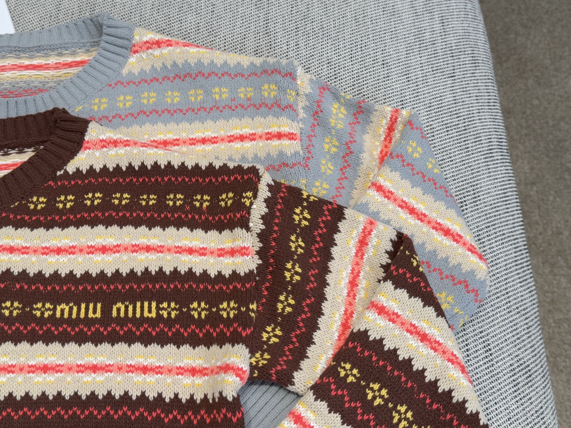 miu家｜费尔顿花纹套头🎀70%羊毛，30%羊绒费尔顿花纹条纹长袖，深棕条纹款配色浓郁又复古，小miu标