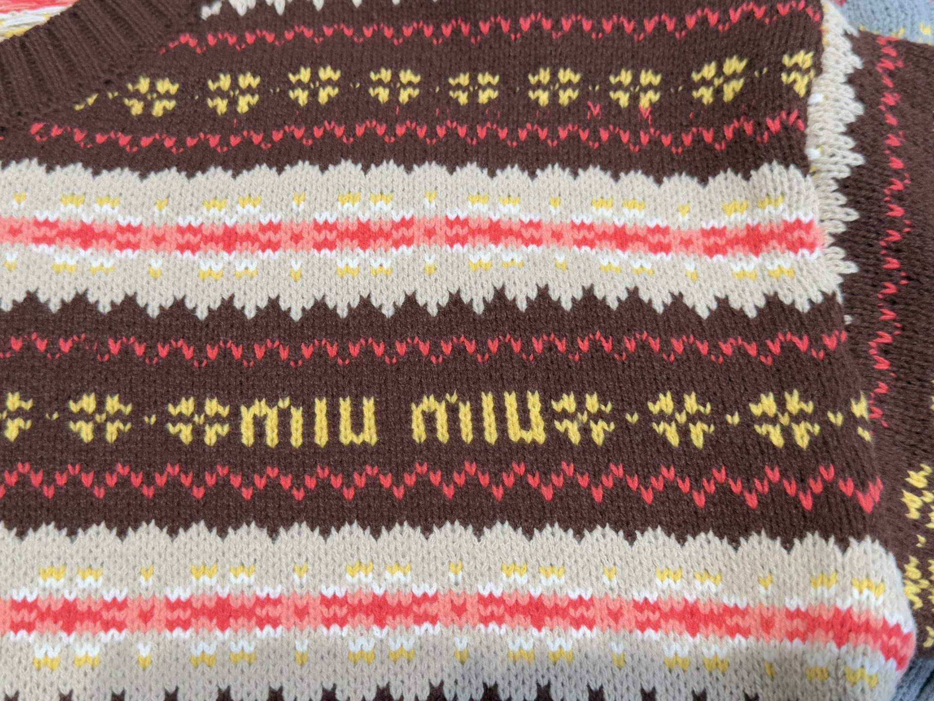 miu家｜费尔顿花纹套头🎀70%羊毛，30%羊绒费尔顿花纹条纹长袖，深棕条纹款配色浓郁又复古，小miu标