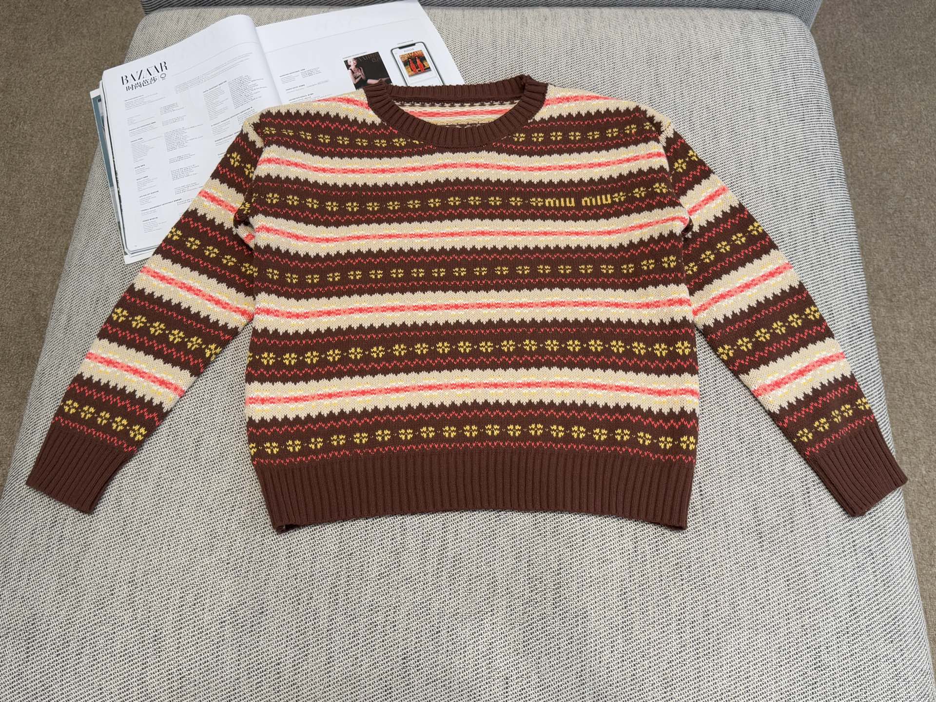 miu家｜费尔顿花纹套头🎀70%羊毛，30%羊绒费尔顿花纹条纹长袖，深棕条纹款配色浓郁又复古，小miu标