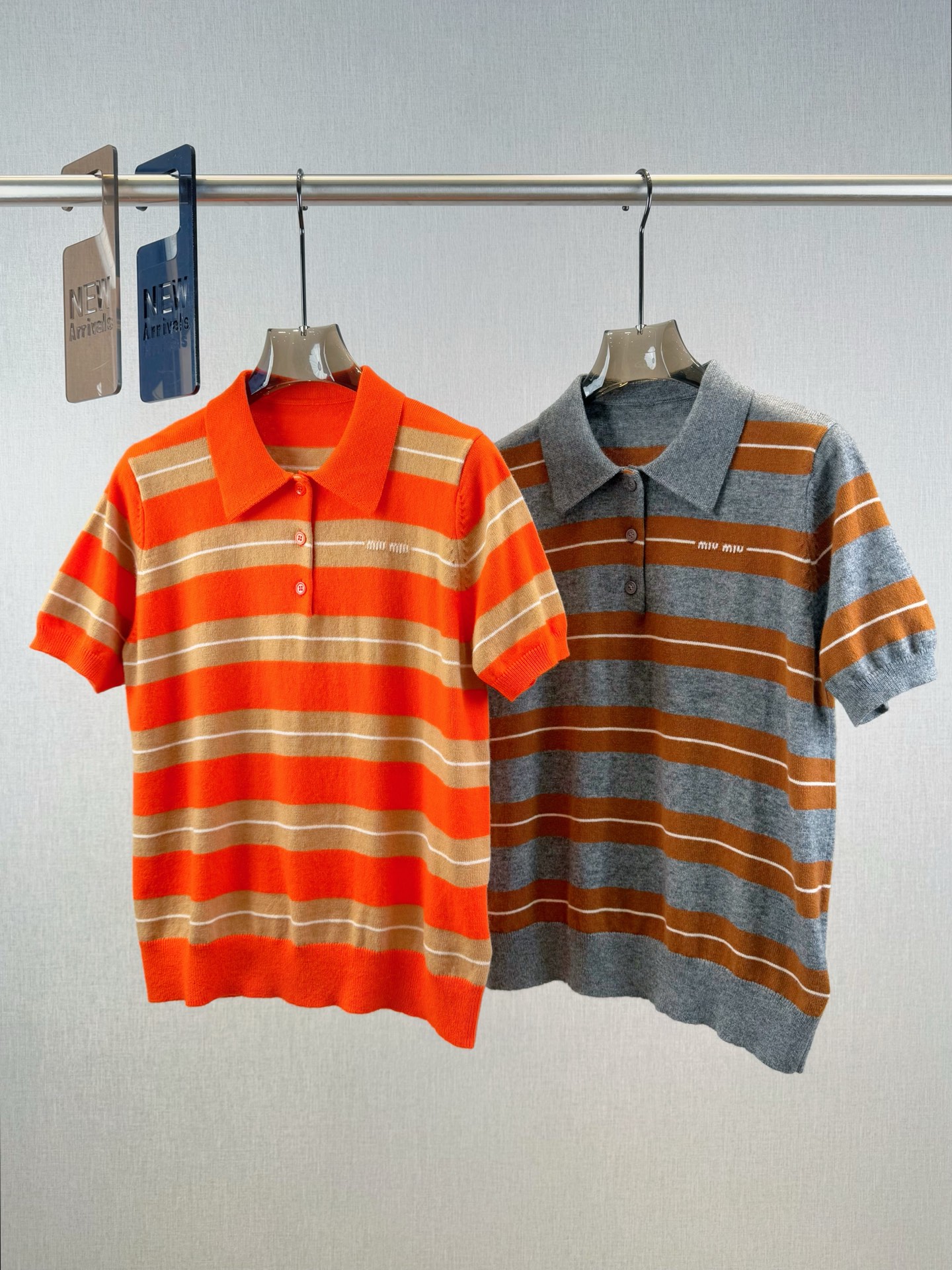 Miu家｜Polo领条纹短袖🦋100%羊毛半开式衣襟设计，胸前字母logo徽章，浮雕式线条碰撞于经典条纹