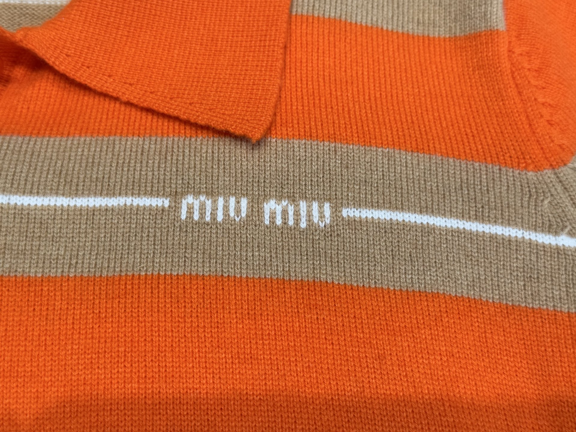 Miu家｜Polo领条纹短袖🦋100%羊毛半开式衣襟设计，胸前字母logo徽章，浮雕式线条碰撞于经典条纹