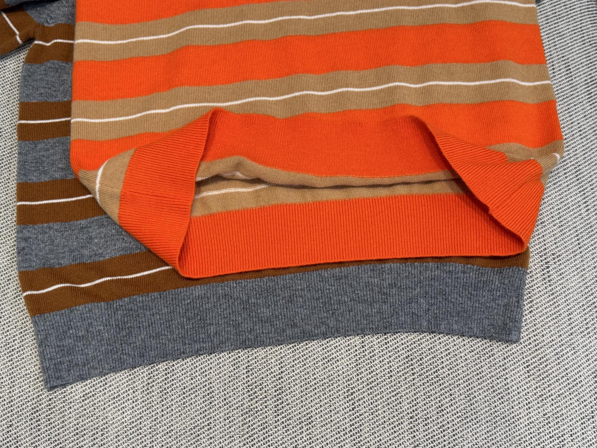 Miu家｜Polo领条纹短袖🦋100%羊毛半开式衣襟设计，胸前字母logo徽章，浮雕式线条碰撞于经典条纹