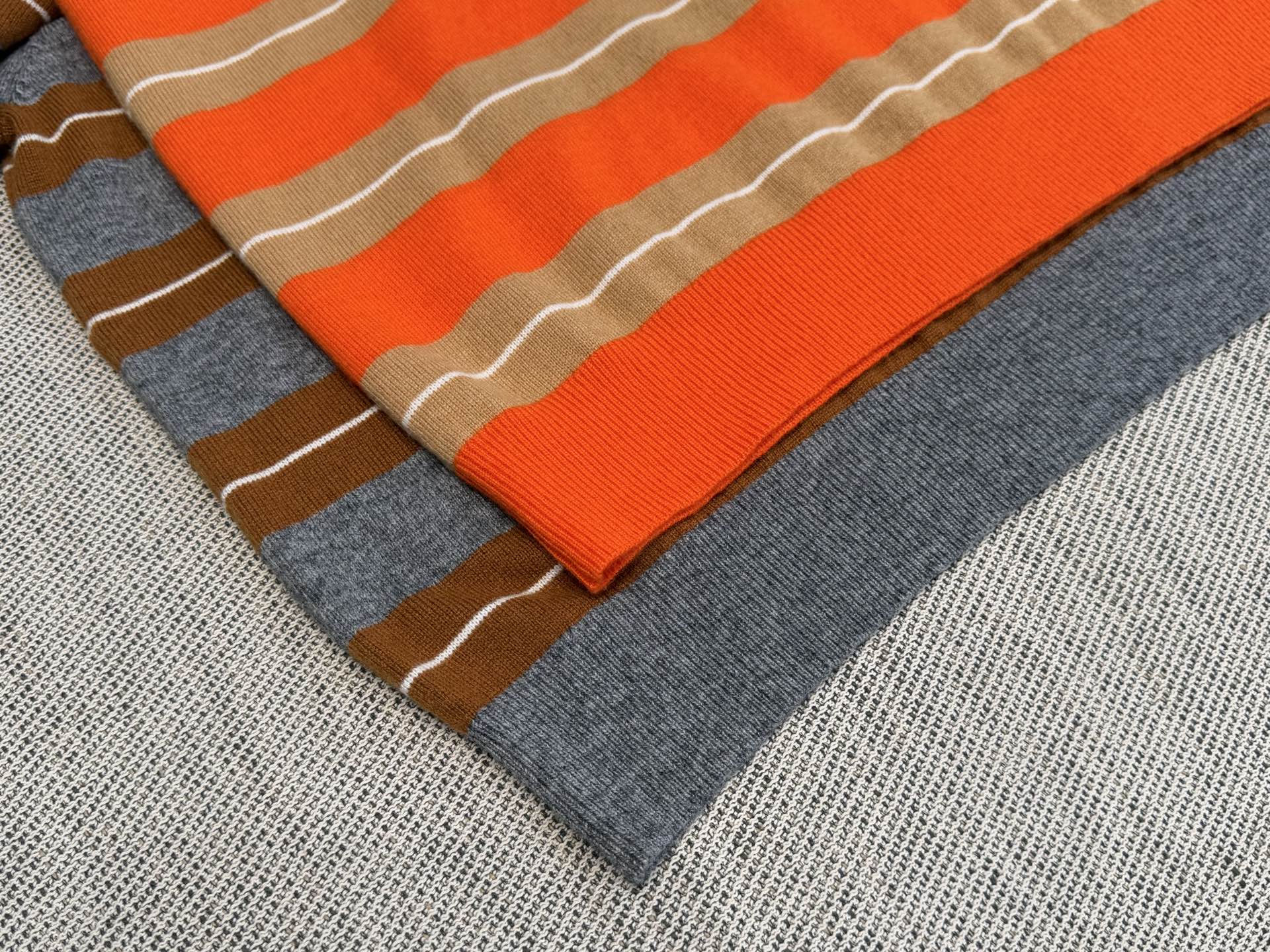 Miu家｜Polo领条纹短袖🦋100%羊毛半开式衣襟设计，胸前字母logo徽章，浮雕式线条碰撞于经典条纹