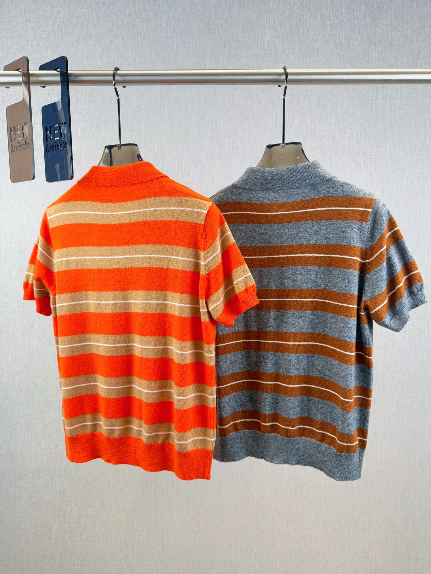 Miu家｜Polo领条纹短袖🦋100%羊毛半开式衣襟设计，胸前字母logo徽章，浮雕式线条碰撞于经典条纹