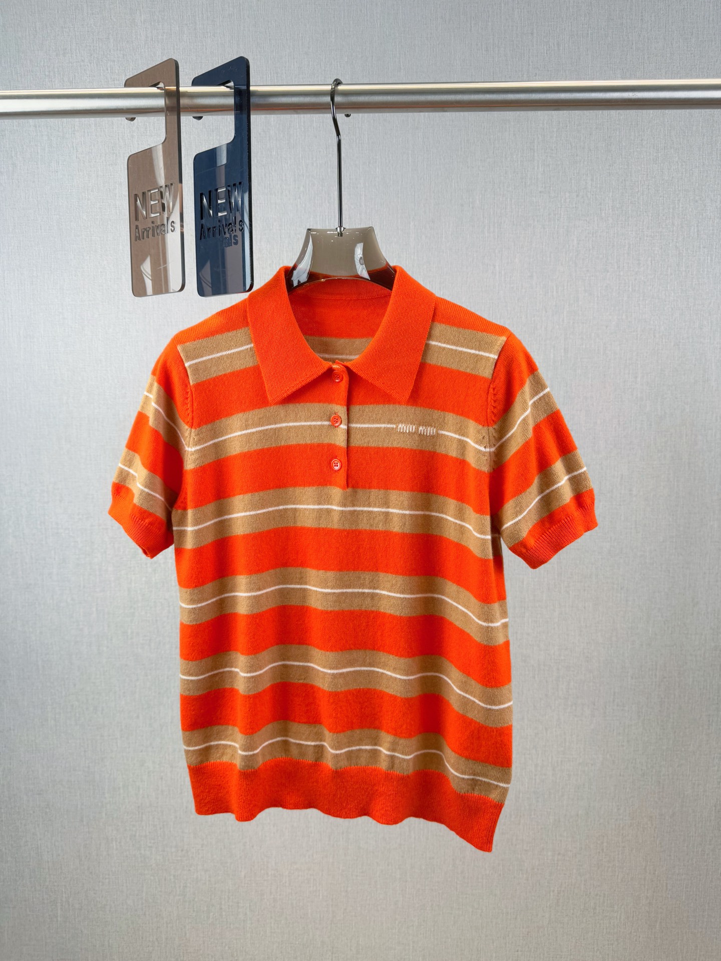 Miu家｜Polo领条纹短袖🦋100%羊毛半开式衣襟设计，胸前字母logo徽章，浮雕式线条碰撞于经典条纹