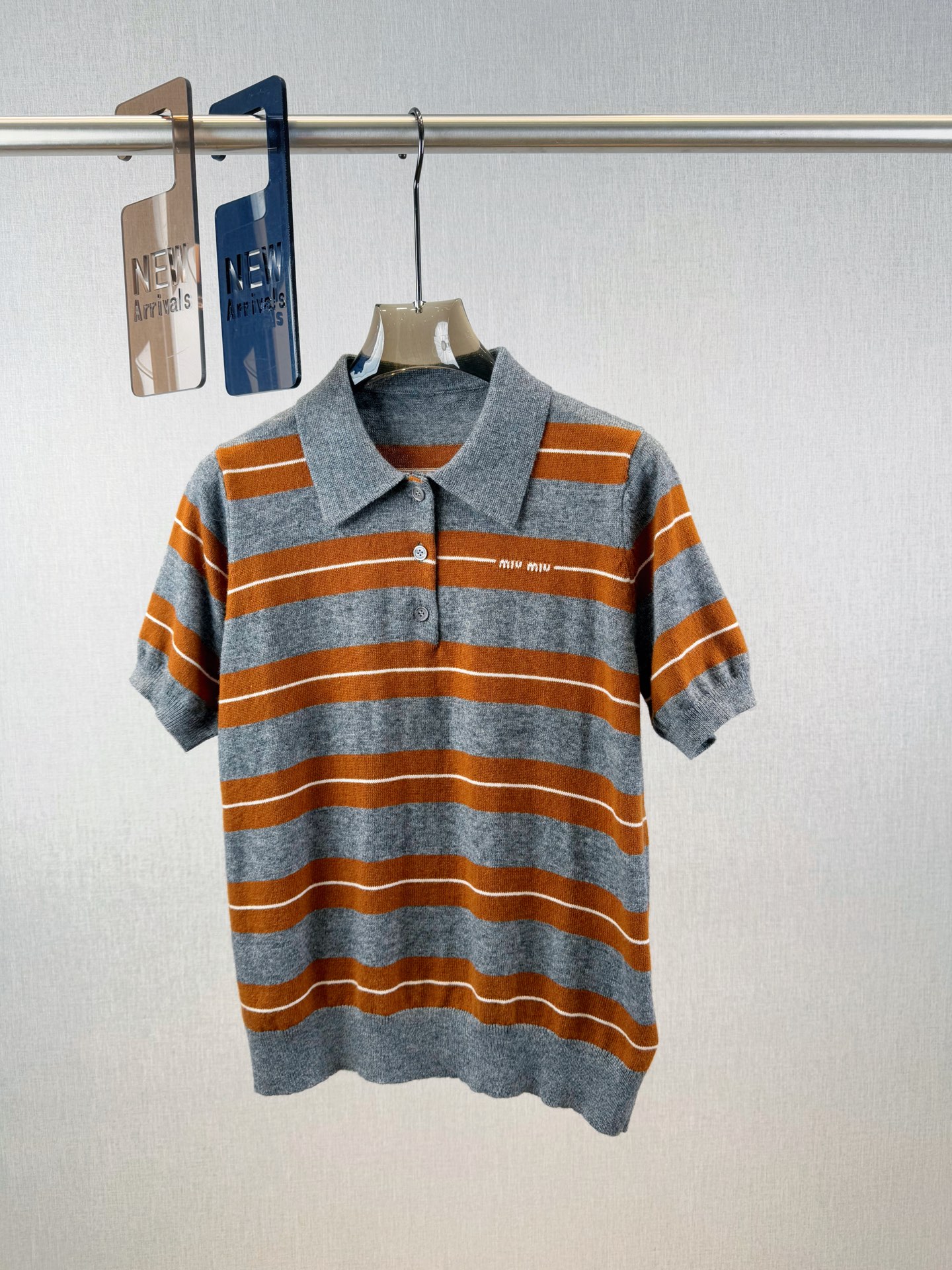 Miu家｜Polo领条纹短袖🦋100%羊毛半开式衣襟设计，胸前字母logo徽章，浮雕式线条碰撞于经典条纹
