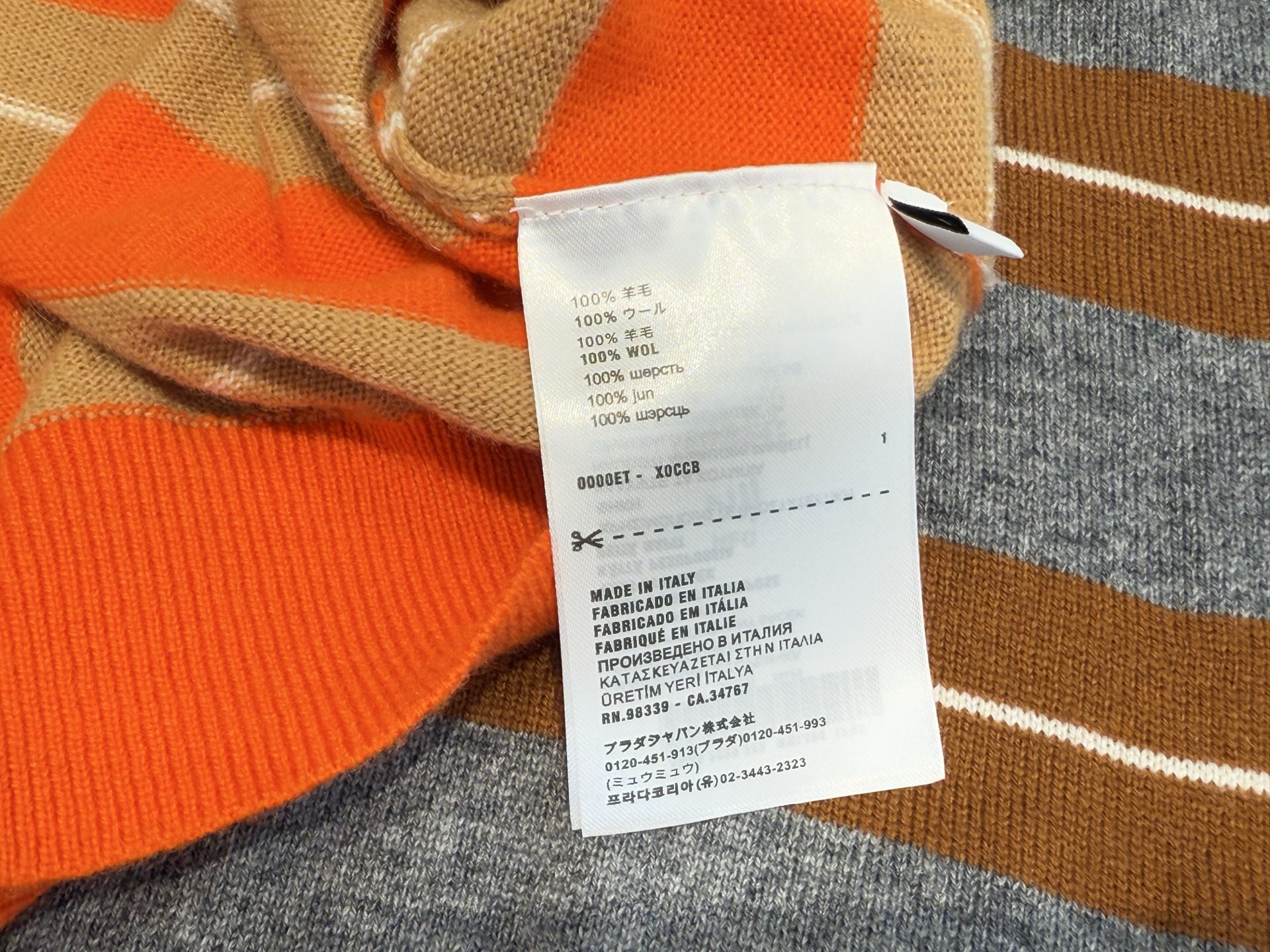 Miu家｜Polo领条纹短袖🦋100%羊毛半开式衣襟设计，胸前字母logo徽章，浮雕式线条碰撞于经典条纹