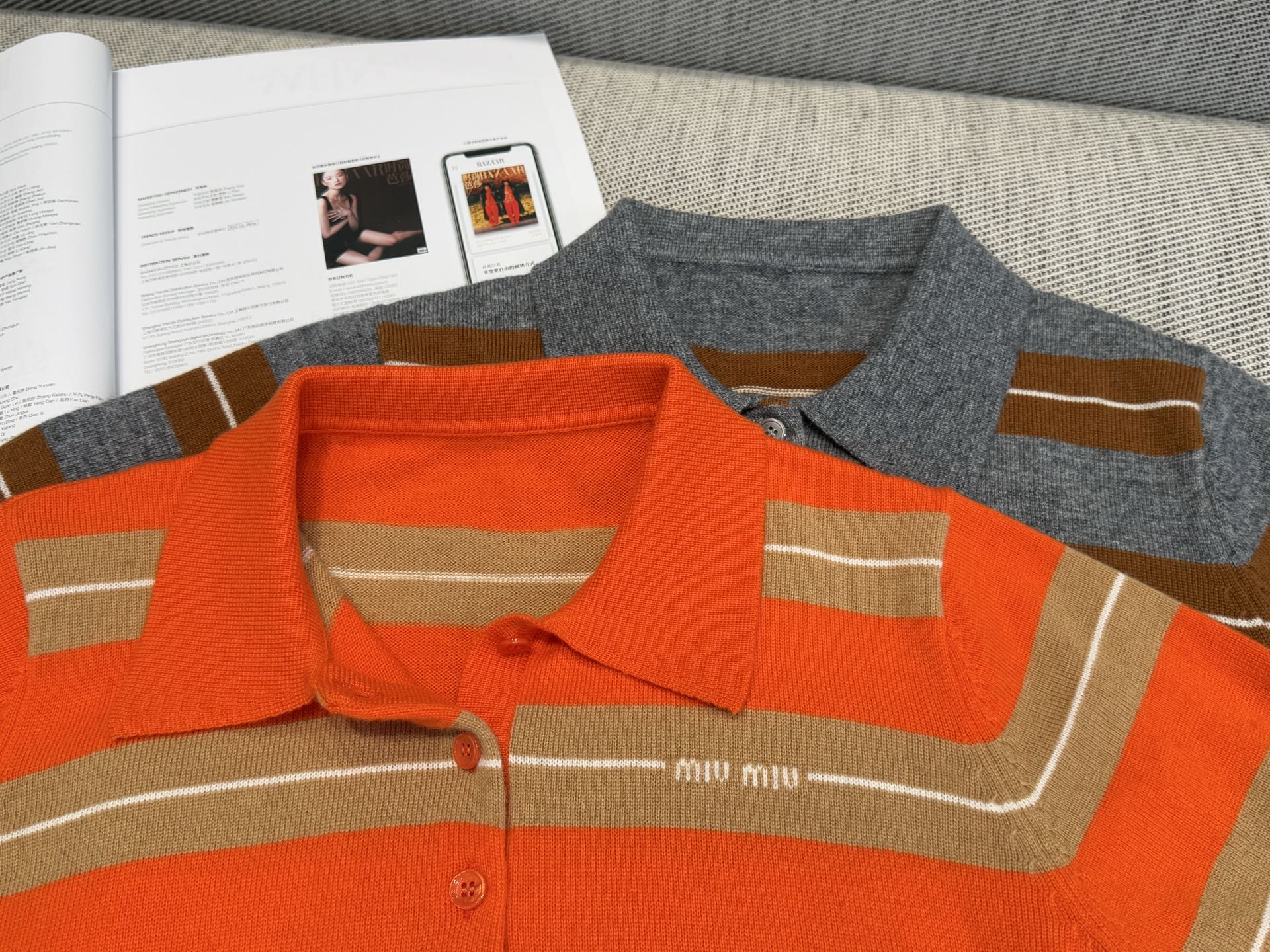 Miu家｜Polo领条纹短袖🦋100%羊毛半开式衣襟设计，胸前字母logo徽章，浮雕式线条碰撞于经典条纹