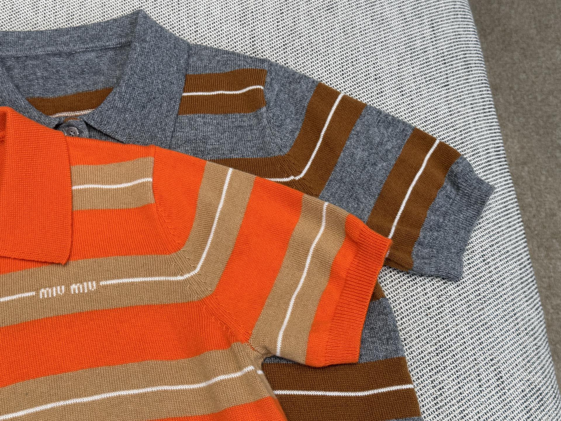 Miu家｜Polo领条纹短袖🦋100%羊毛半开式衣襟设计，胸前字母logo徽章，浮雕式线条碰撞于经典条纹